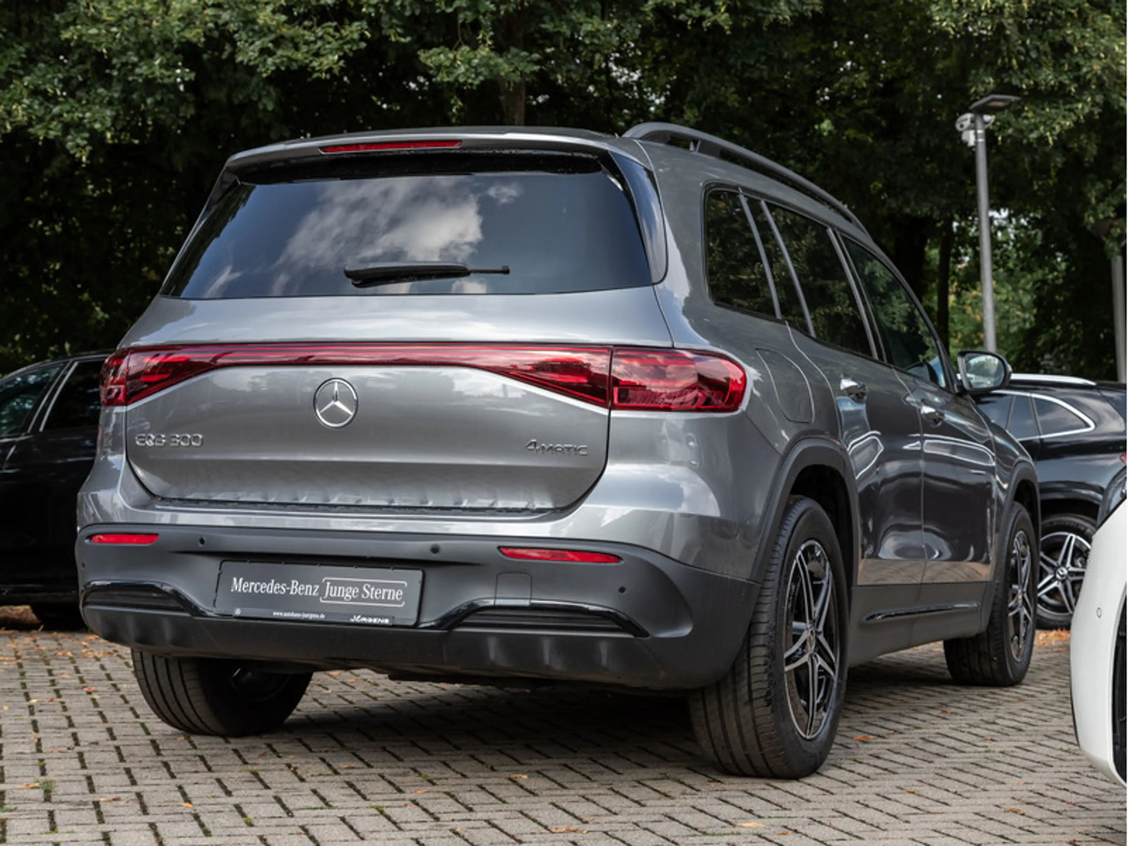 Mercedes-Benz EQB 300 4M AMG-Sport/LED/Cam/AHK/Night/Distr/18" — photo 4
