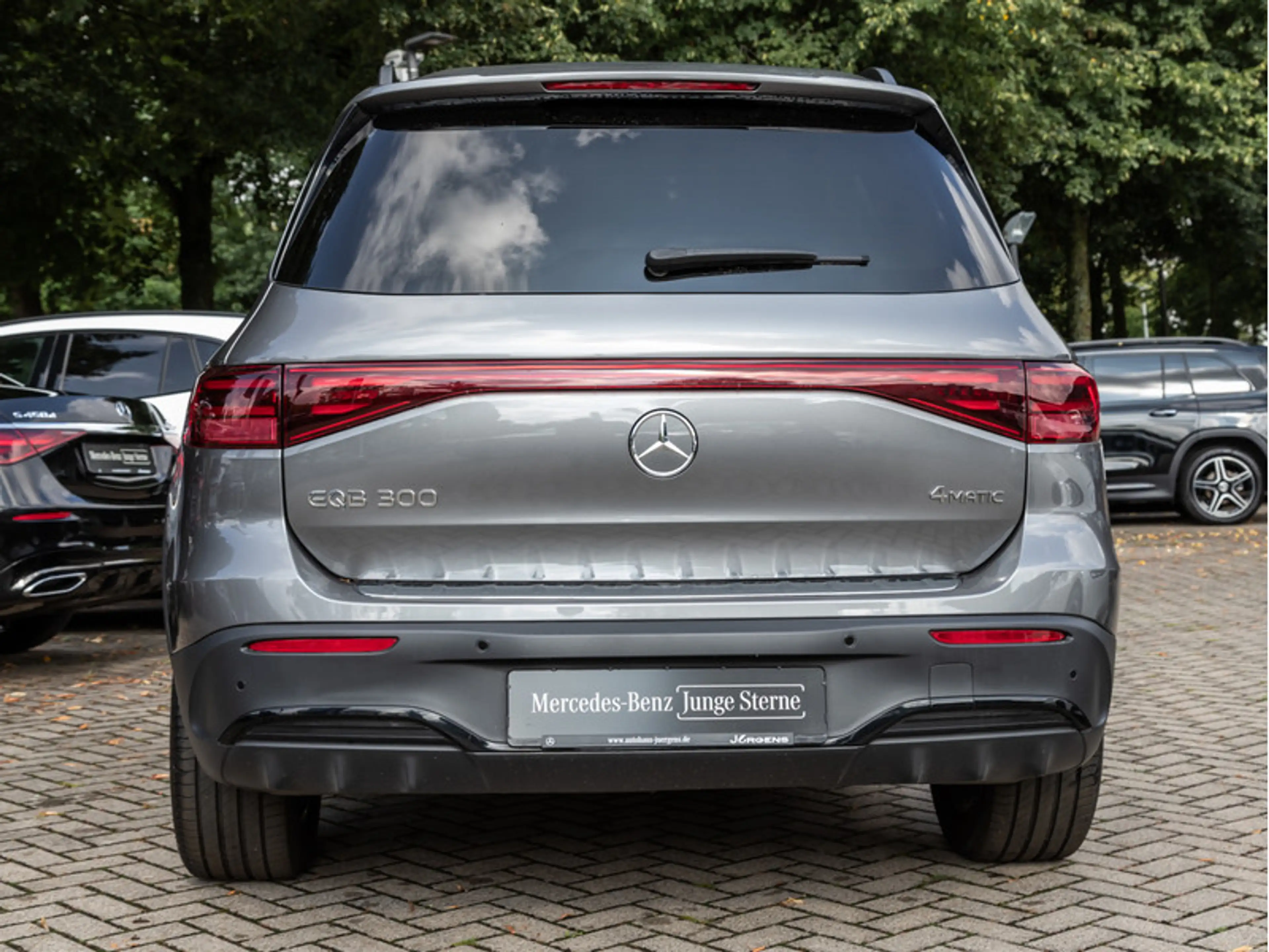 Mercedes-Benz EQB 300 4M AMG-Sport/LED/Cam/AHK/Night/Distr/18" — photo 5