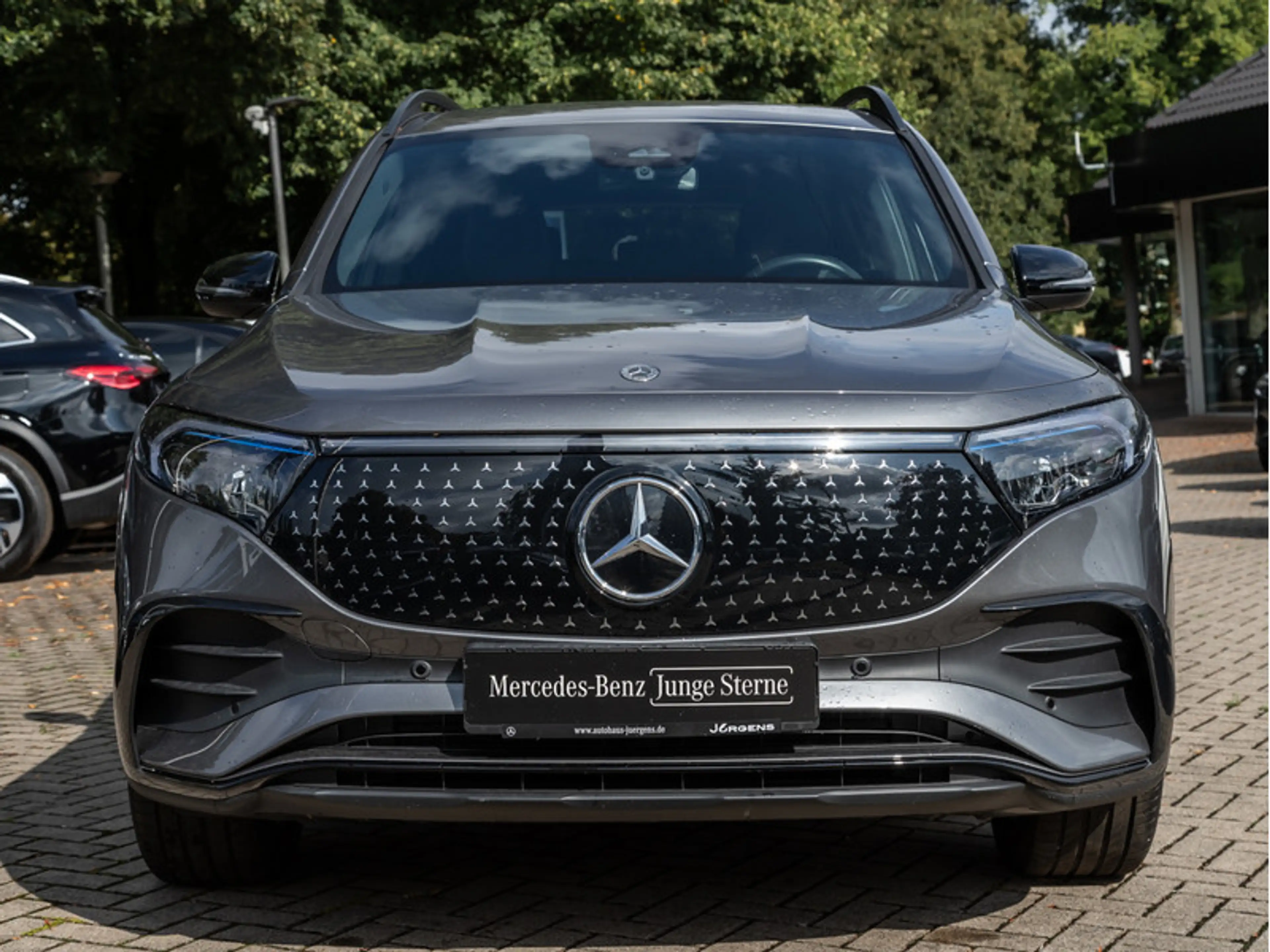 Mercedes-Benz EQB 300 4M AMG-Sport/LED/Cam/AHK/Night/Distr/18" — photo 3