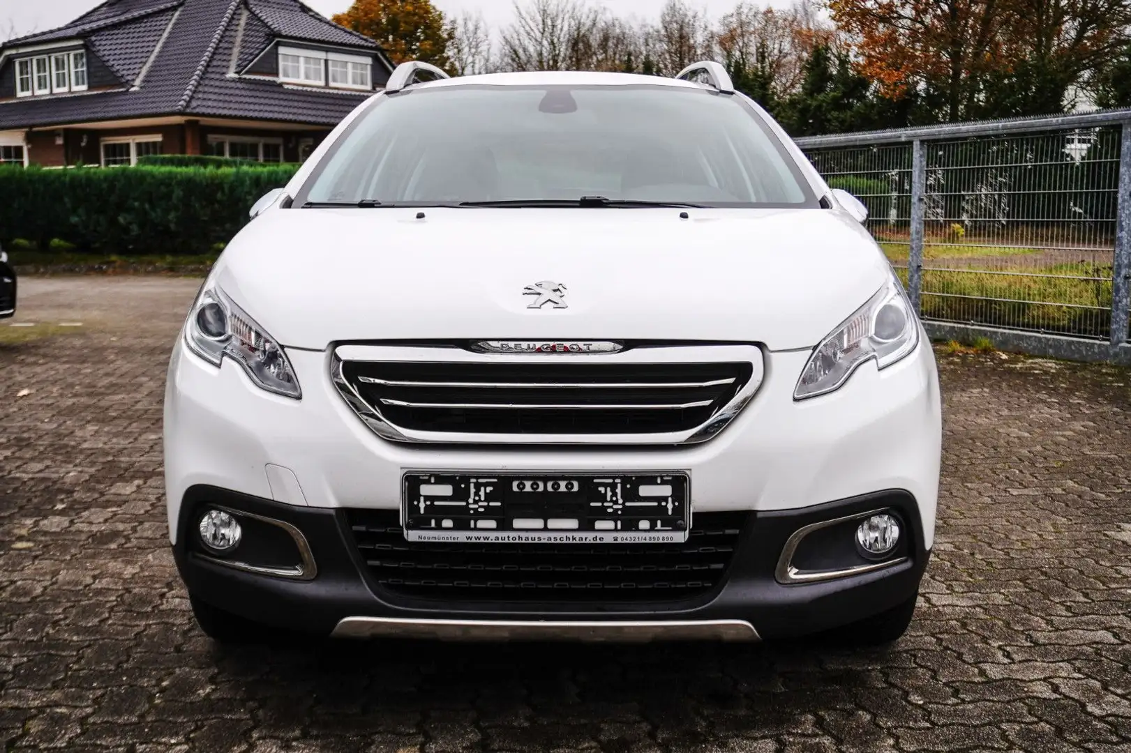 Peugeot 2008 Allure PureTech 110 Automatik/Allwetter Wit - 2