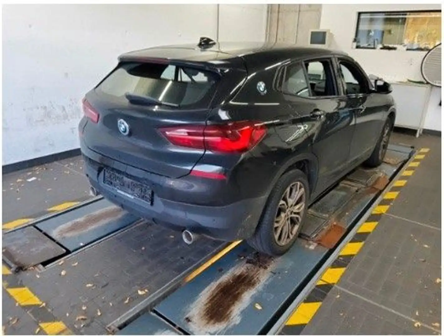 BMW X2 sDrive 18d Advantage Plus Navi/AHK/SportSitze Schwarz - 2