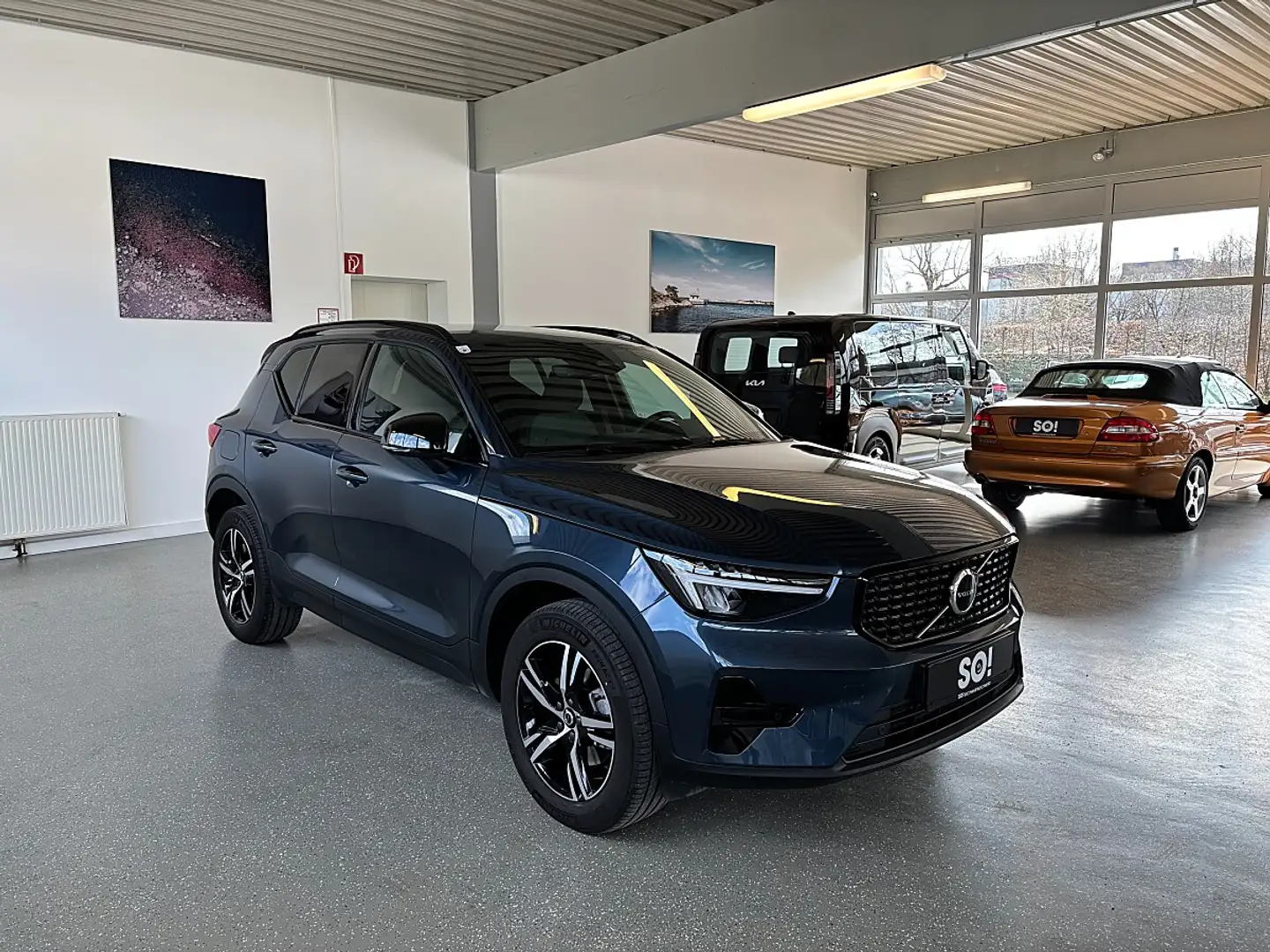 Volvo XC40 B3 Plus Dark Aut. Blau - 1
