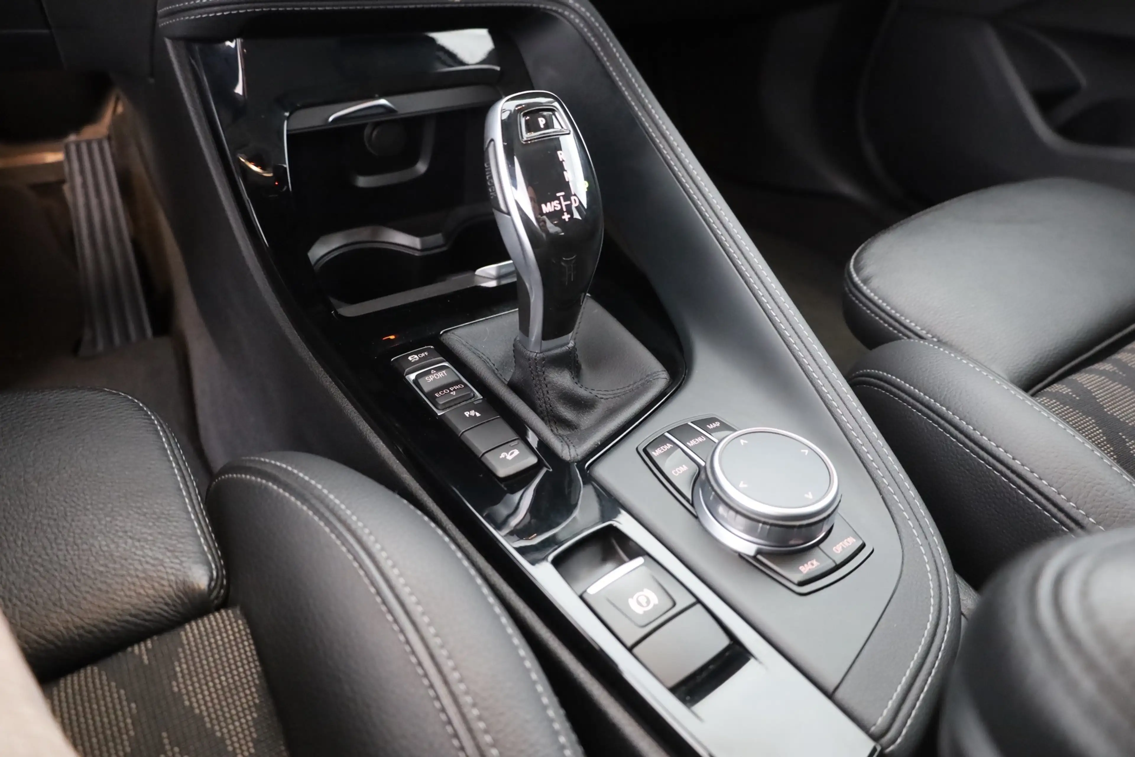 BMW X1 18d xDrive xLine LED Navi Teilleder Head-Up — photo 14