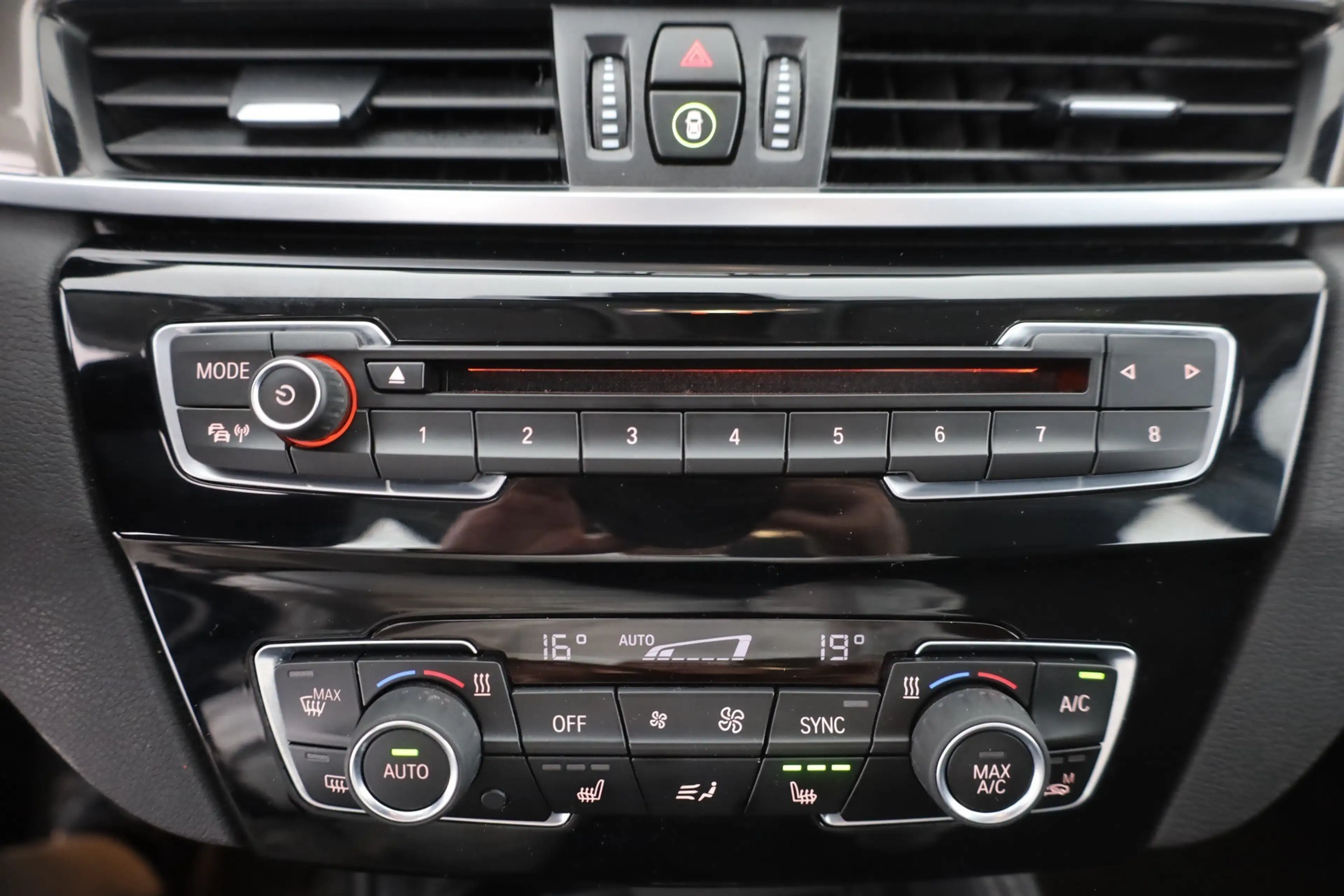 BMW X1 18d xDrive xLine LED Navi Teilleder Head-Up — photo 13