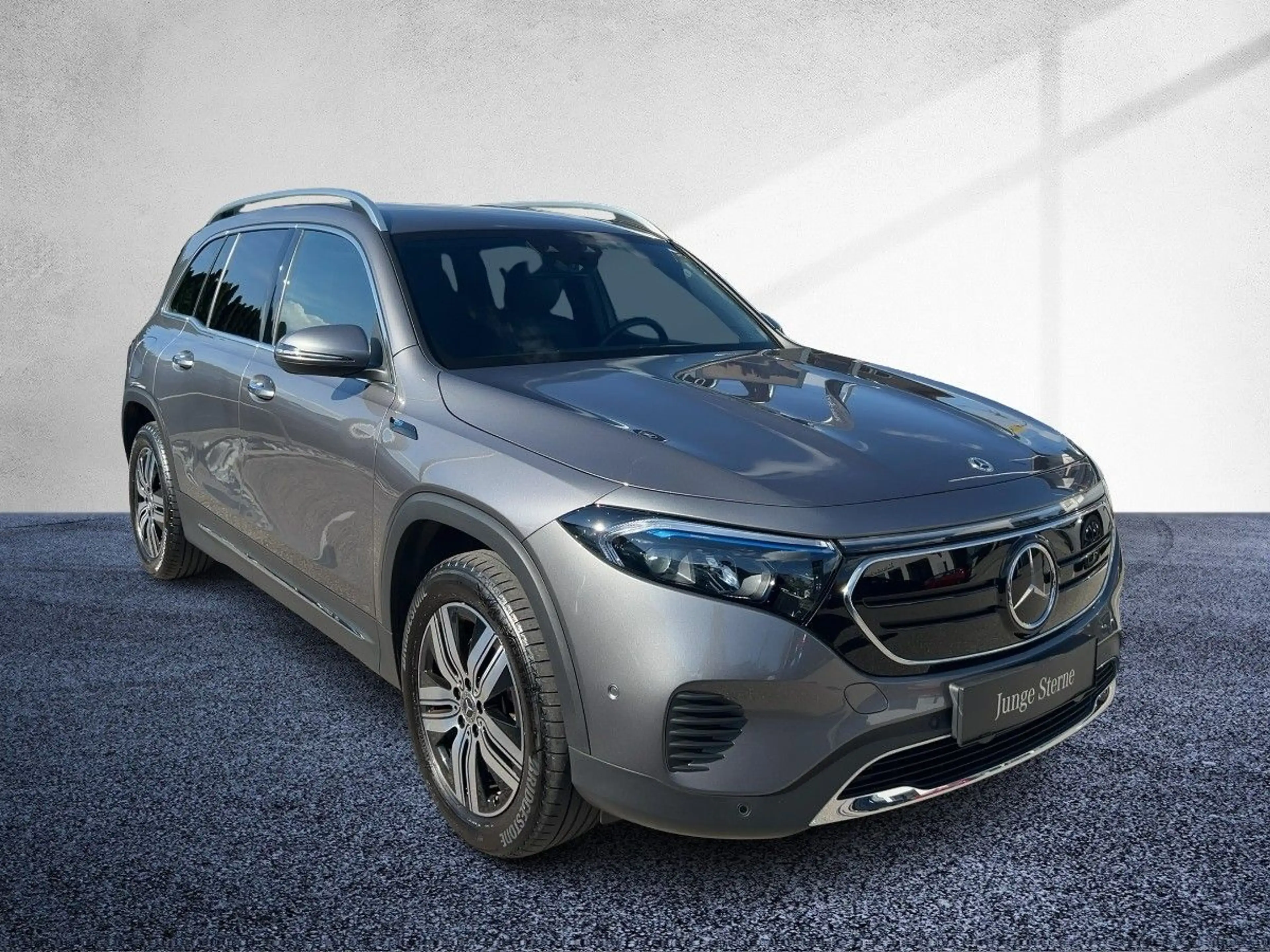 Mercedes-Benz EQB 300 4MATIC Progressive Distr KeyGo PTS HUD — photo 4