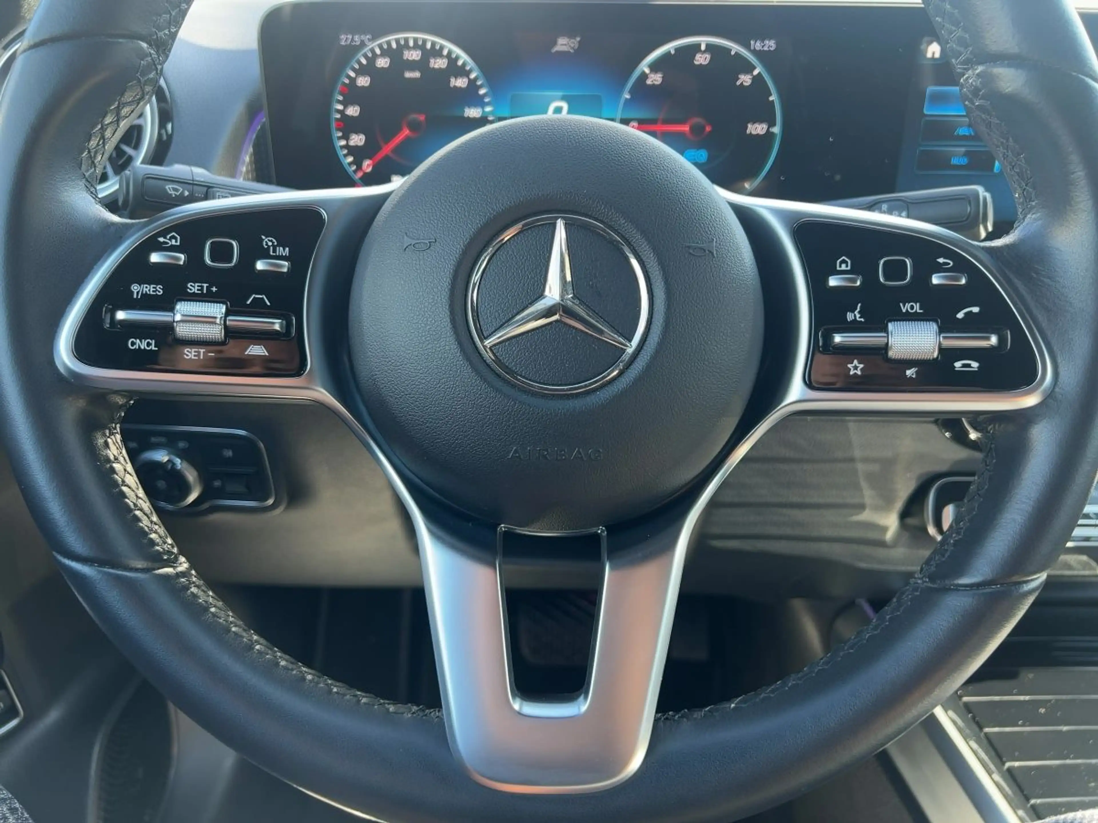 Mercedes-Benz EQB 300 4MATIC Progressive Distr KeyGo PTS HUD — photo 14