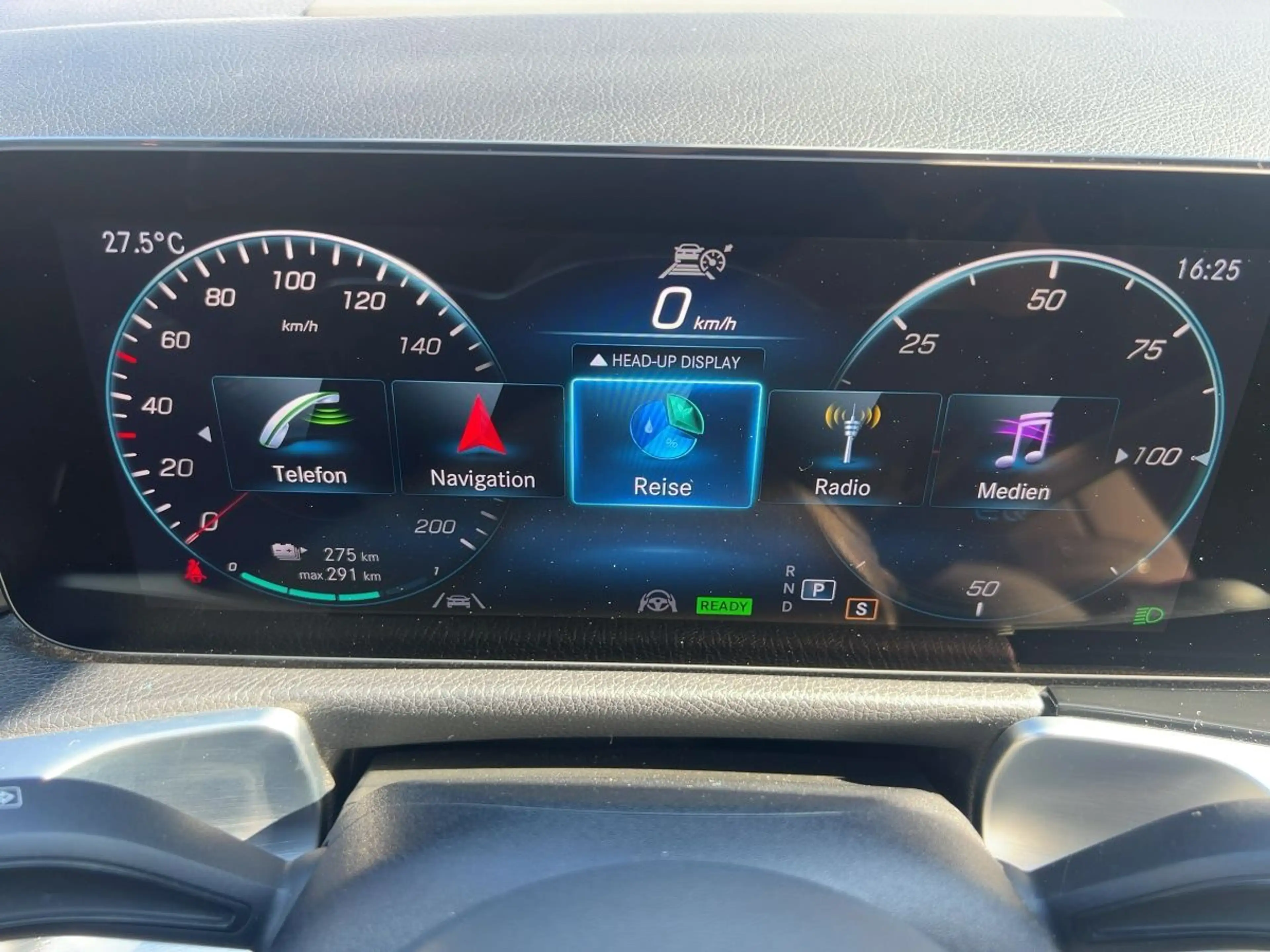 Mercedes-Benz EQB 300 4MATIC Progressive Distr KeyGo PTS HUD — photo 15