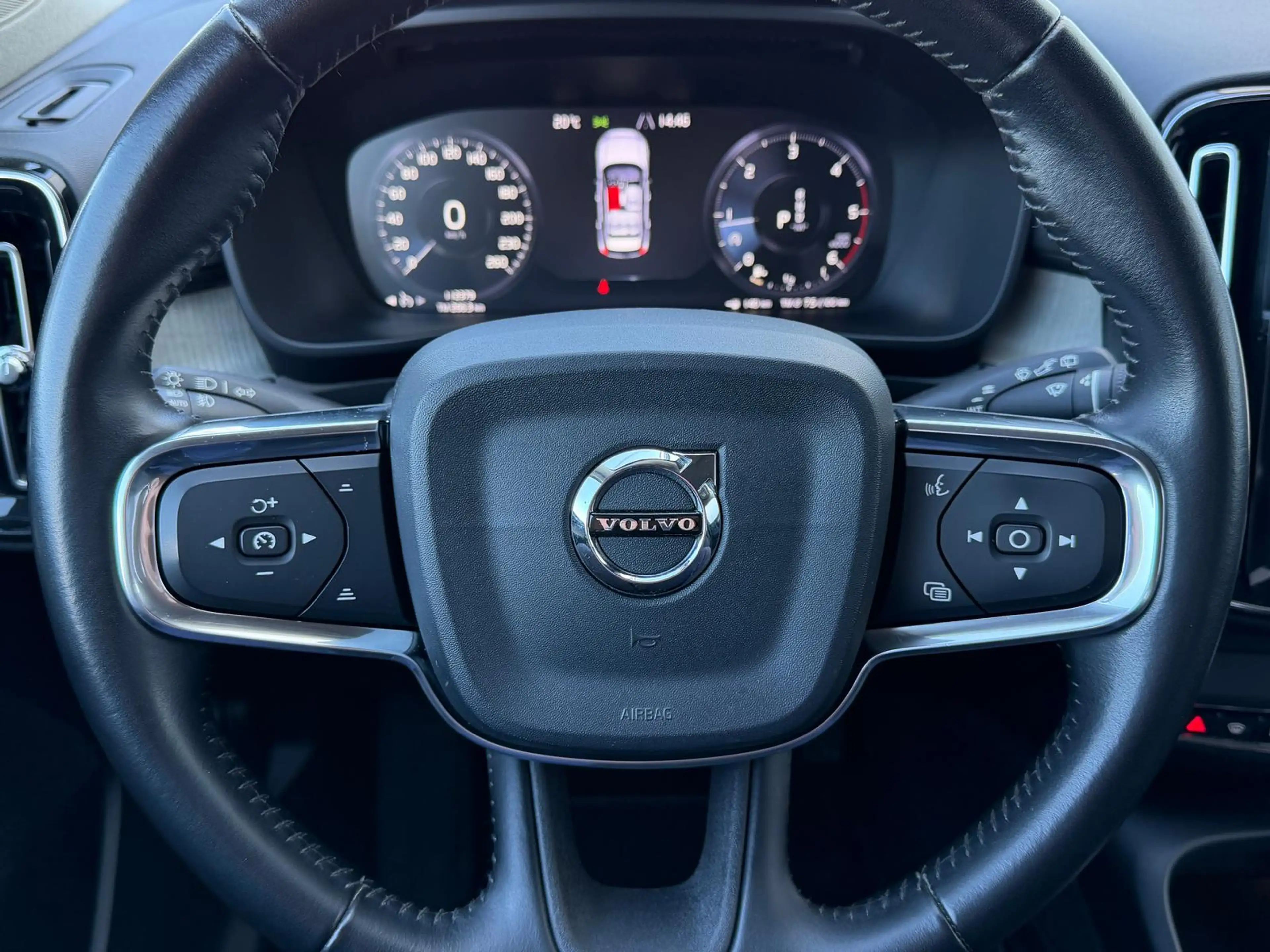 Volvo XC40 D4 AWD Inscription Autom*AHK*Standh*Leder* — photo 11