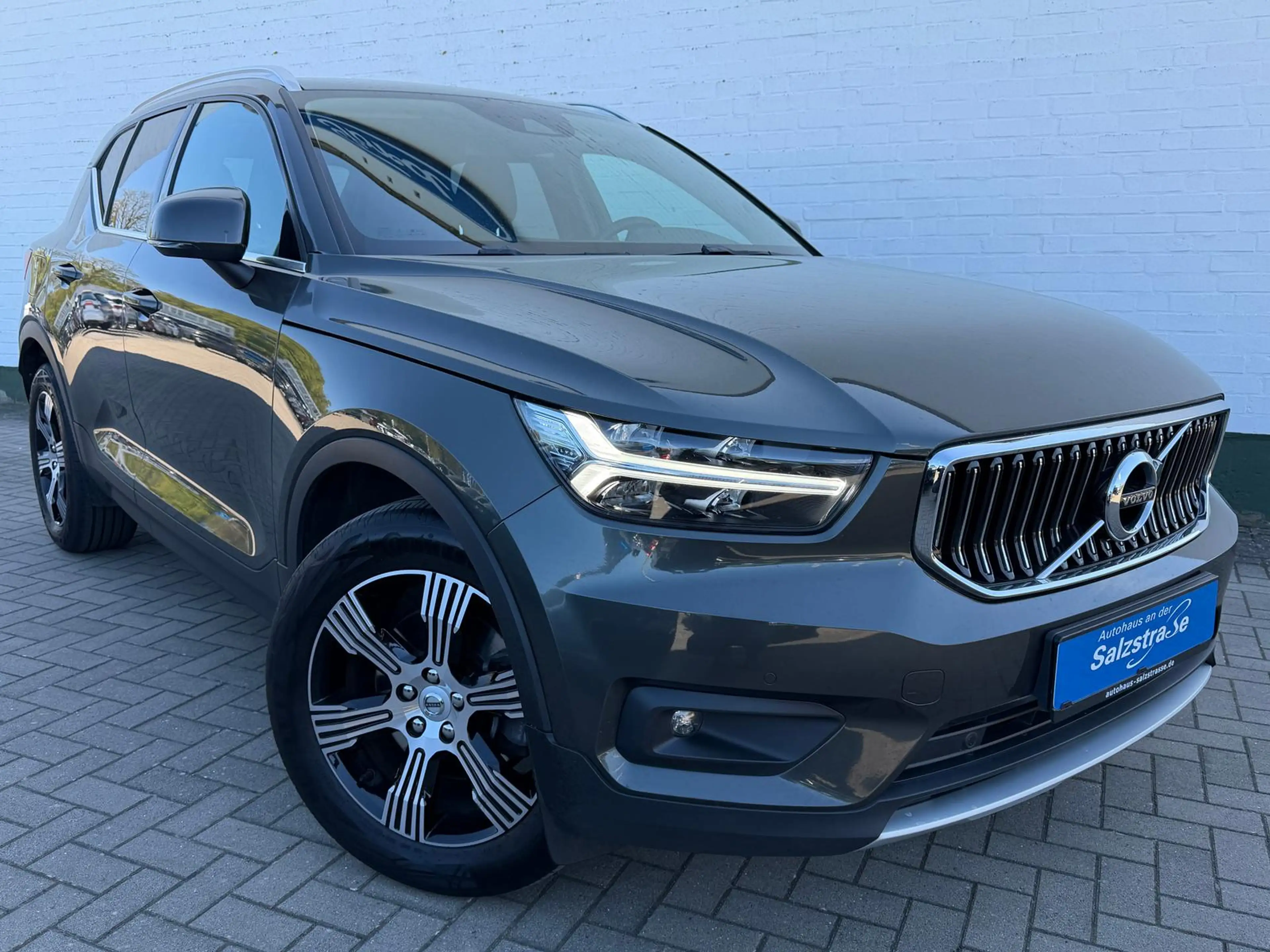 Volvo XC40 D4 AWD Inscription Autom*AHK*Standh*Leder* — photo 2