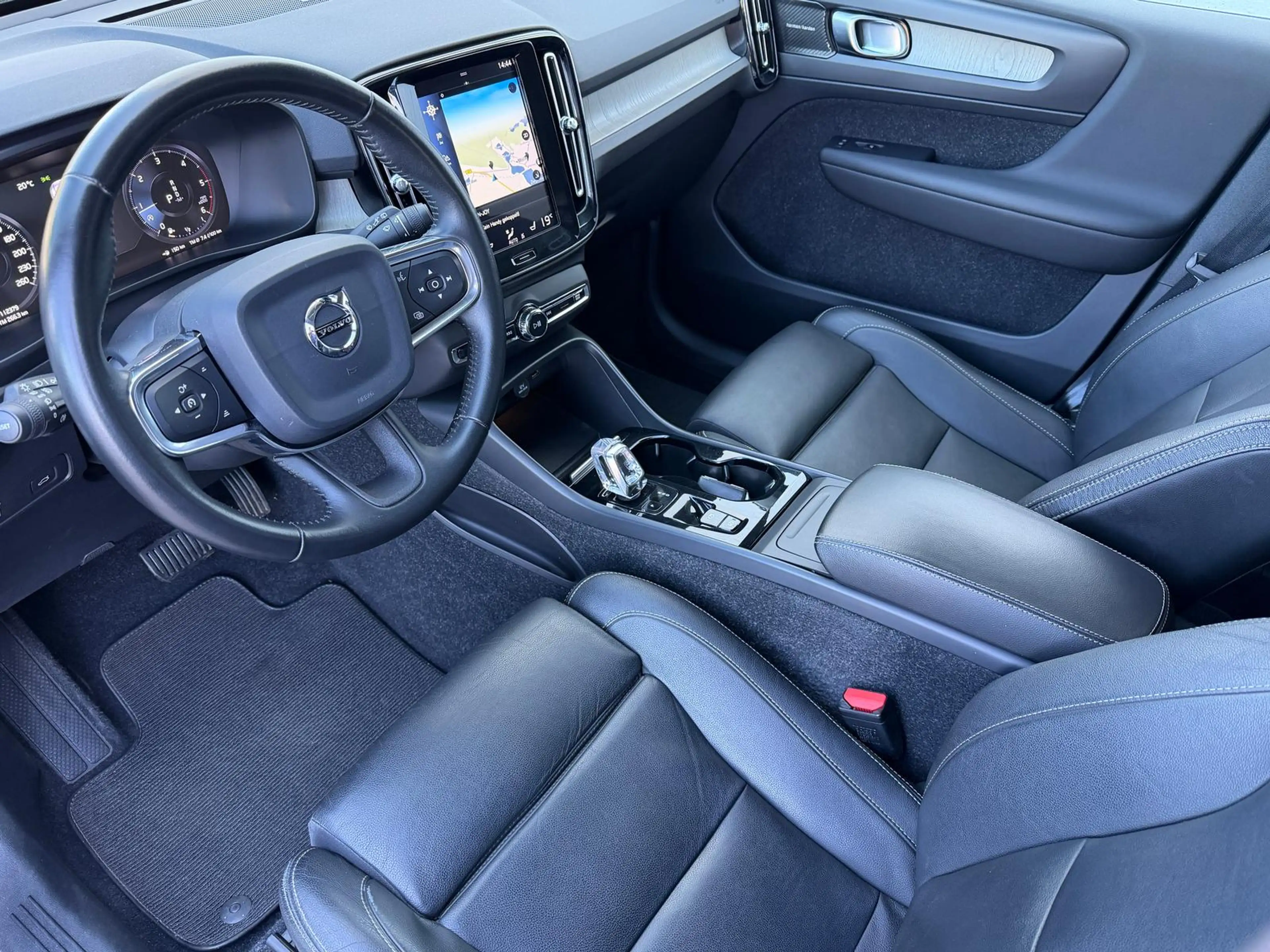 Volvo XC40 D4 AWD Inscription Autom*AHK*Standh*Leder* — photo 7