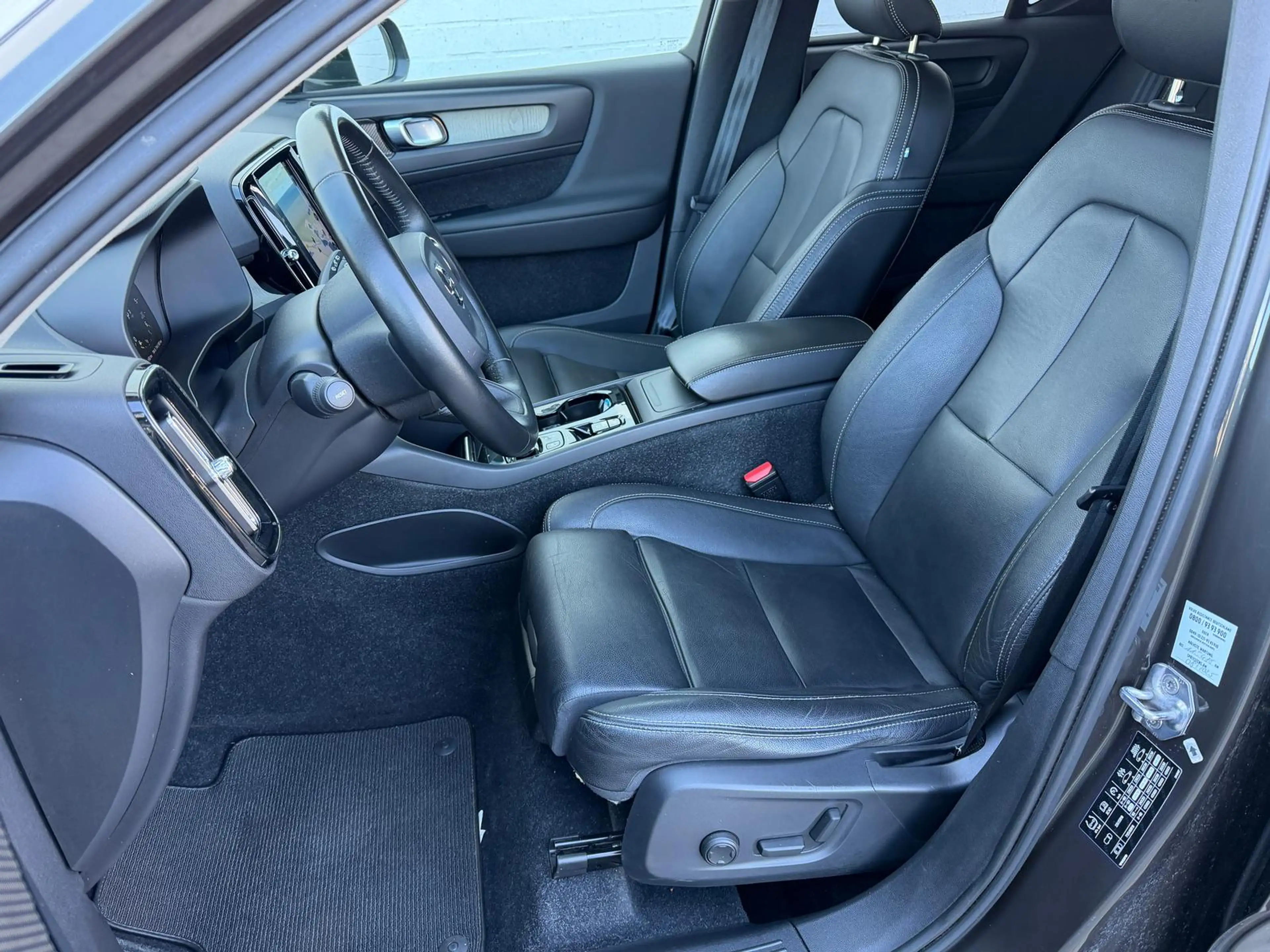Volvo XC40 D4 AWD Inscription Autom*AHK*Standh*Leder* — photo 9