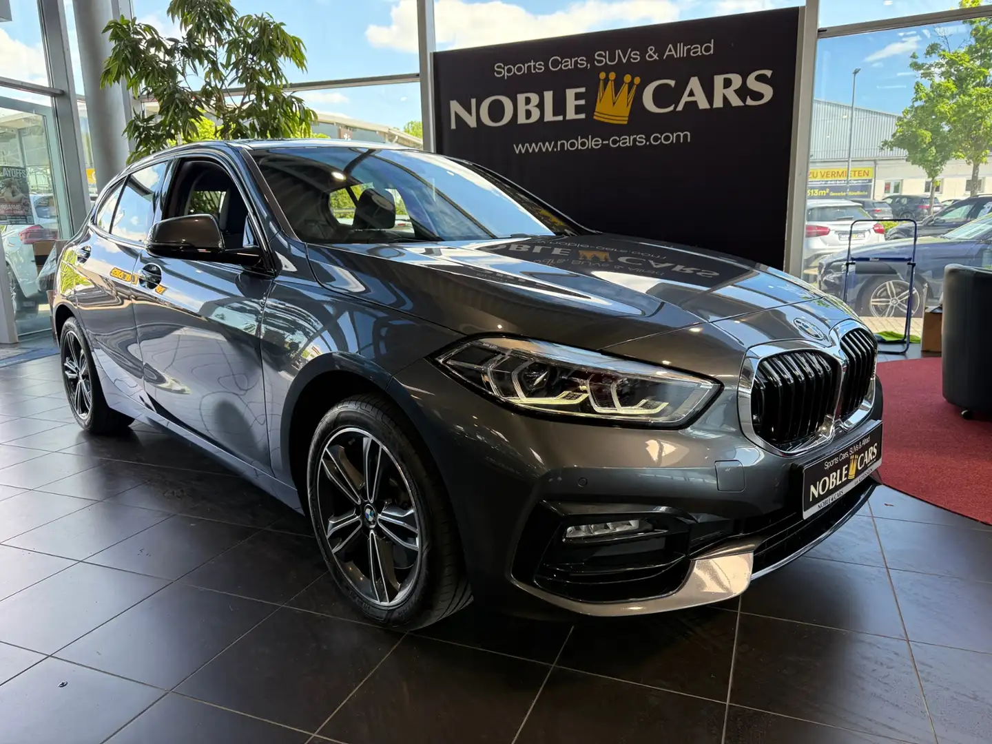 BMW 120 i Sport Line LED NAVI ALU Grijs - 1