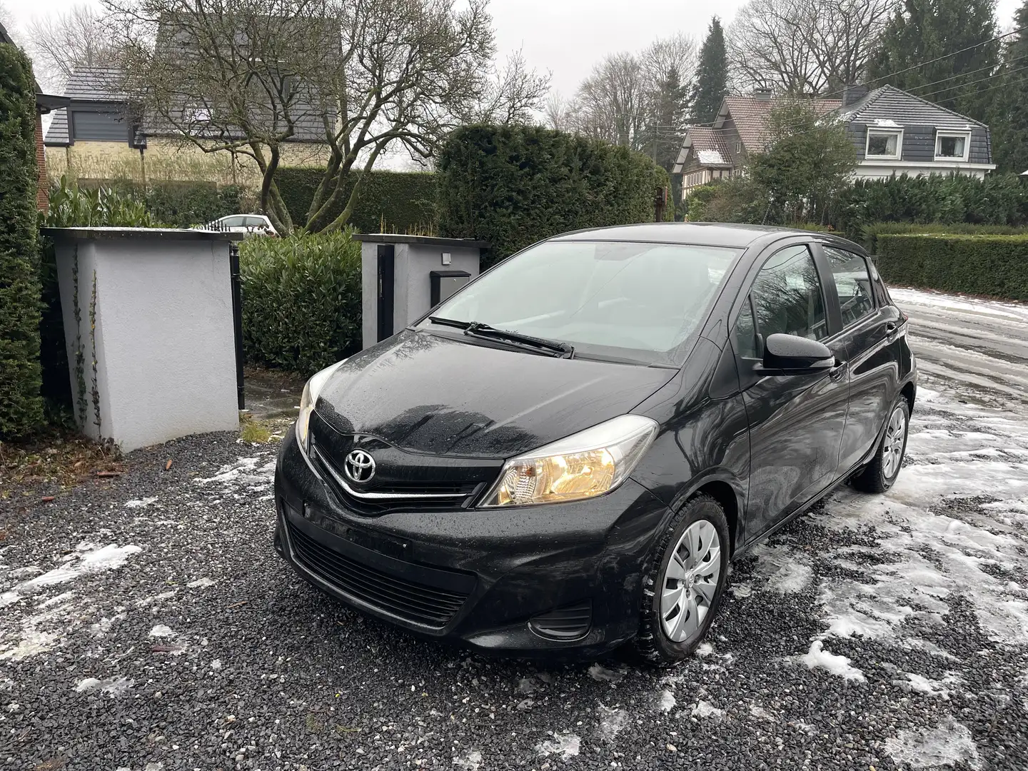 Toyota Yaris 1.3i VVT-i 16v Linea Sol AUTOMATIQUE Noir - 1