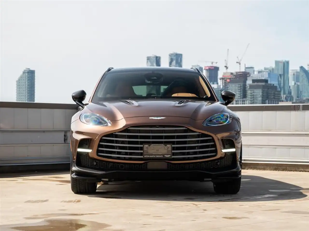 Aston Martin DBX снимка Aston Martin DBX