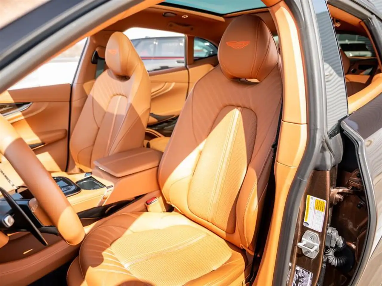Aston Martin DBX снимка Aston Martin DBX