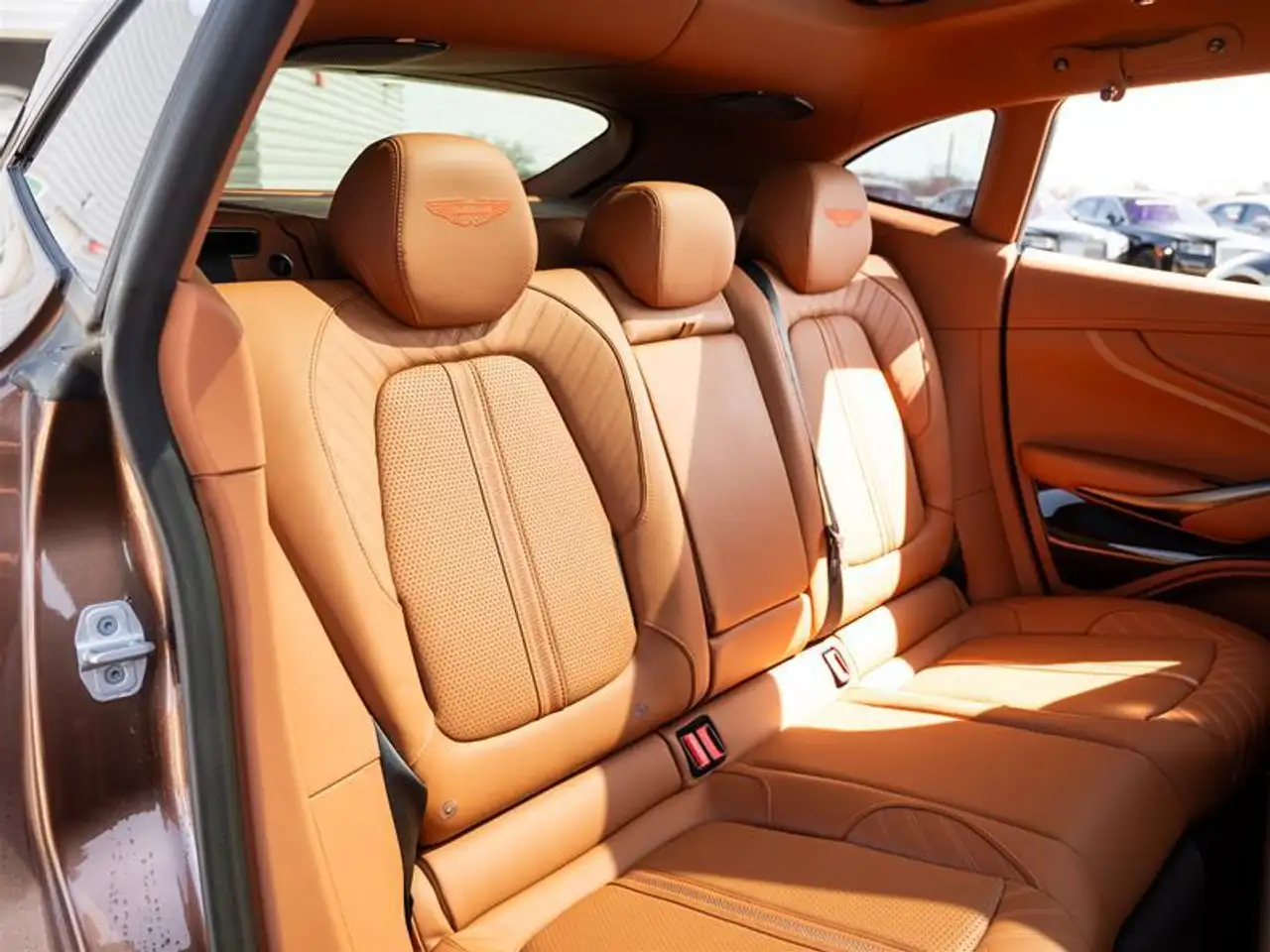 Aston Martin DBX снимка Aston Martin DBX