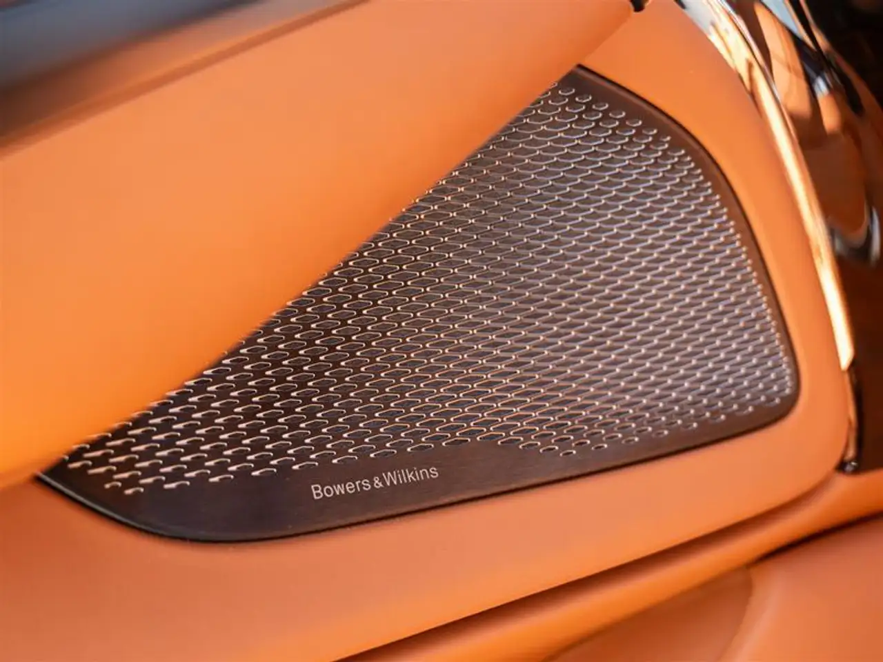 Aston Martin DBX снимка Aston Martin DBX