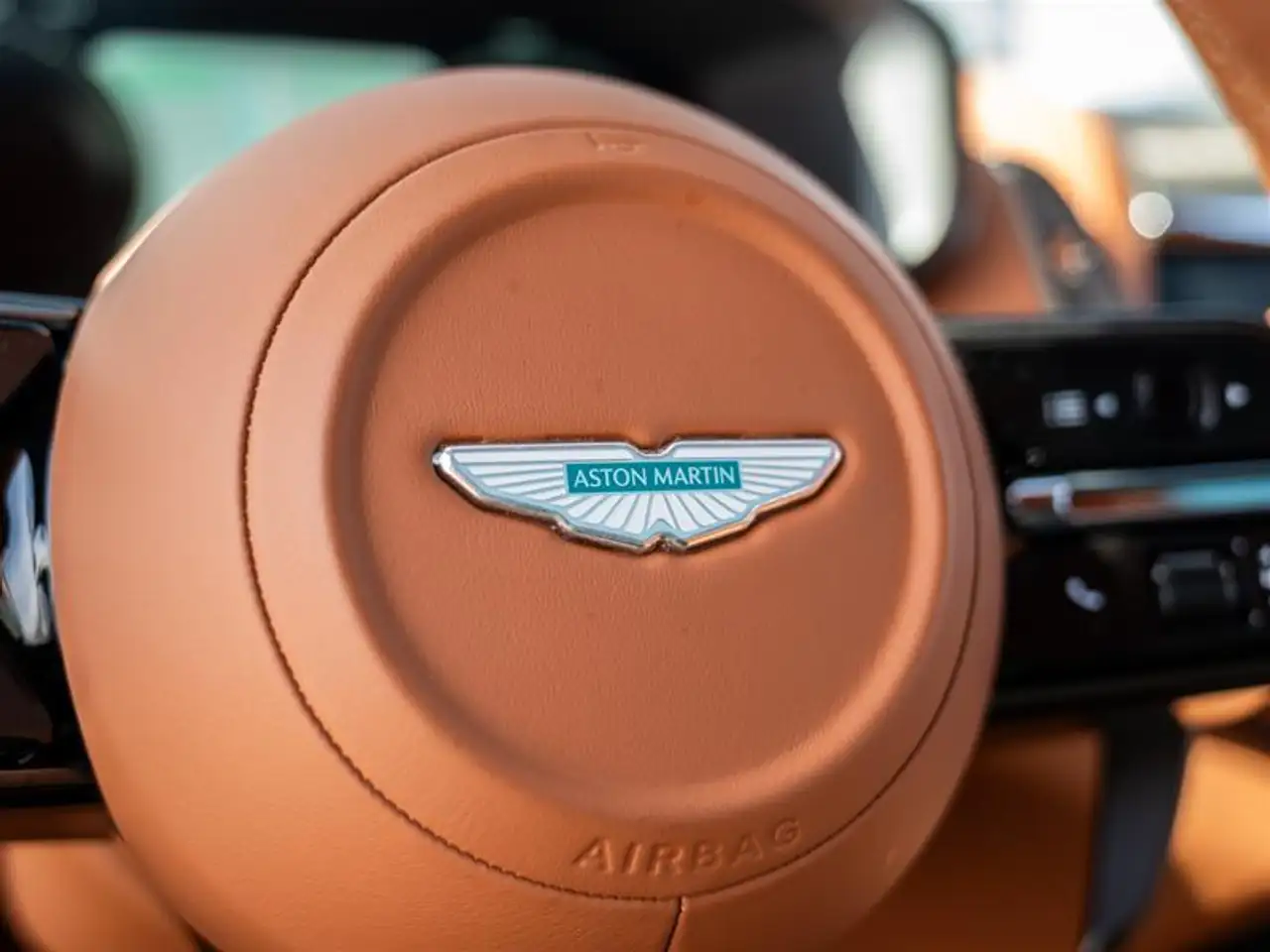 Aston Martin DBX снимка Aston Martin DBX