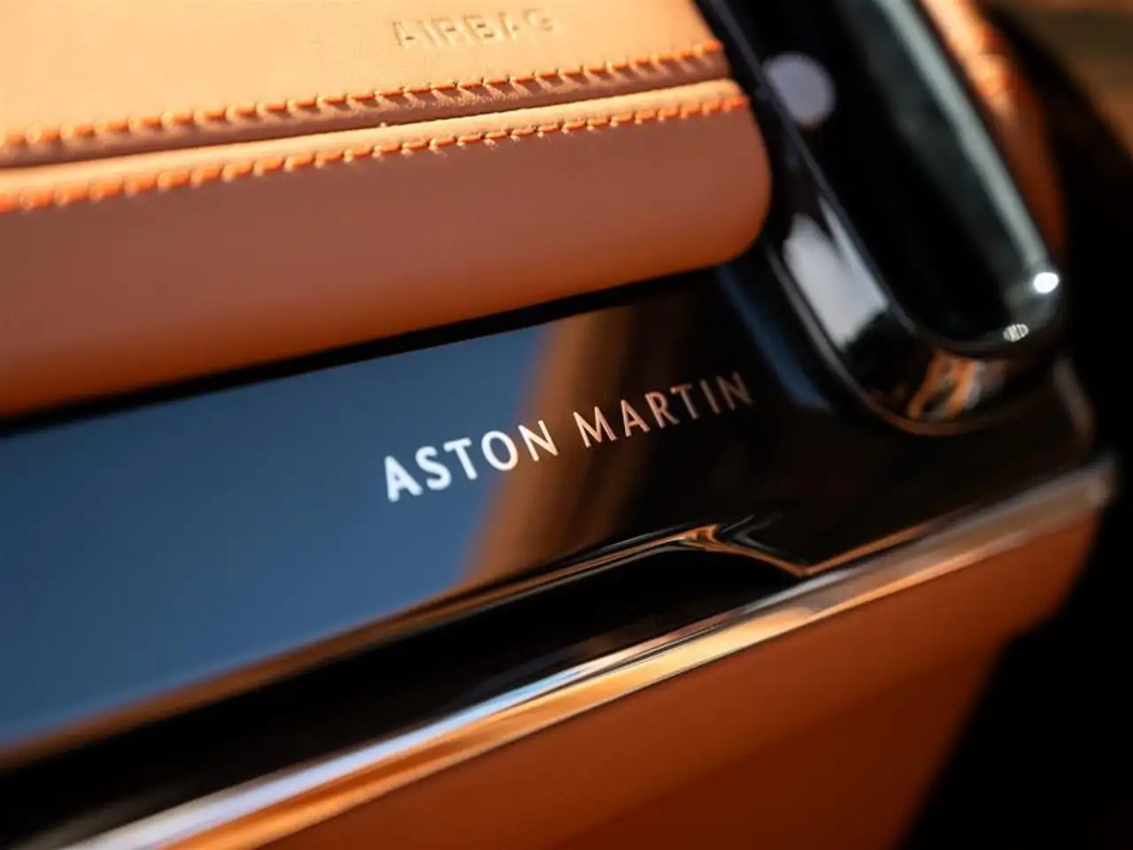 Aston Martin DBX снимка Aston Martin DBX