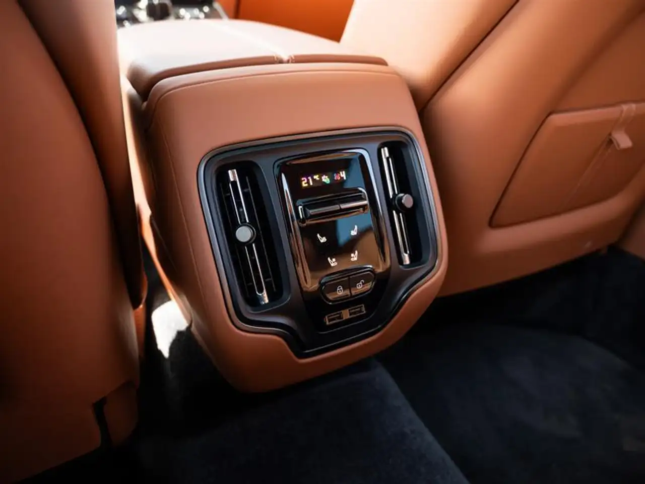 Aston Martin DBX снимка Aston Martin DBX