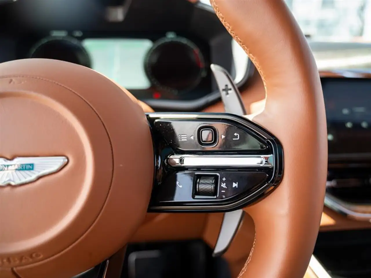 Aston Martin DBX снимка Aston Martin DBX