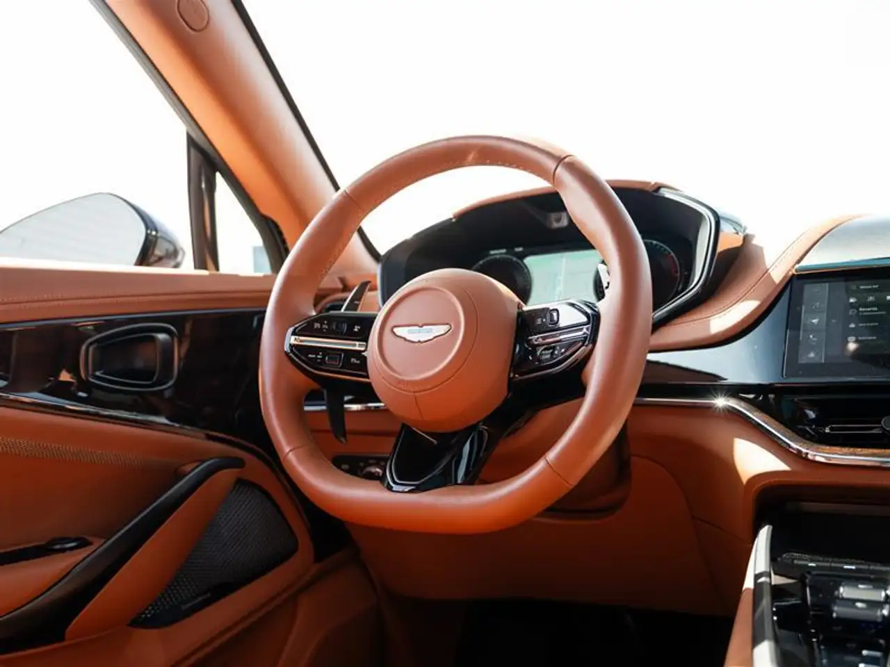 Aston Martin DBX снимка Aston Martin DBX