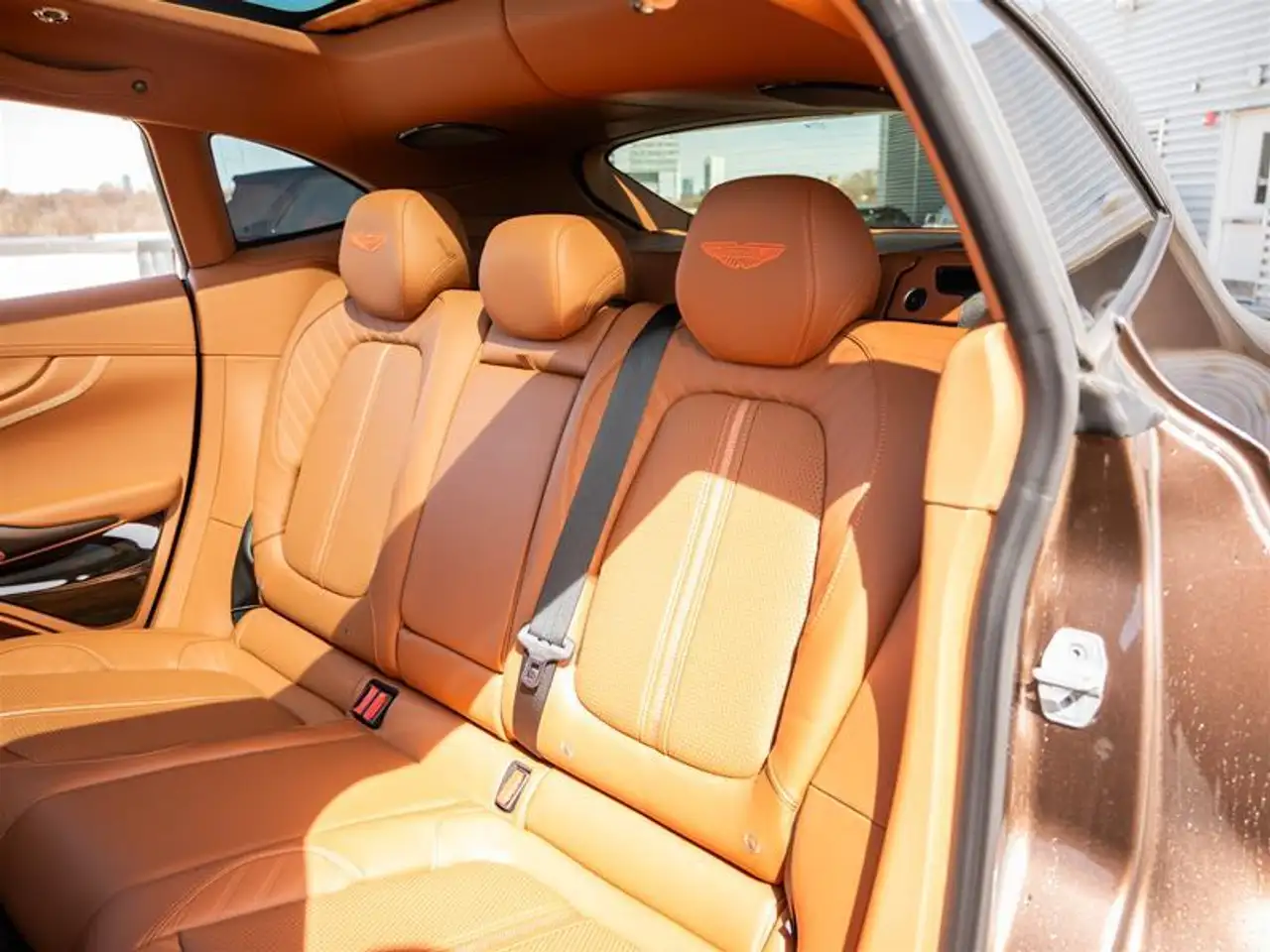 Aston Martin DBX снимка Aston Martin DBX