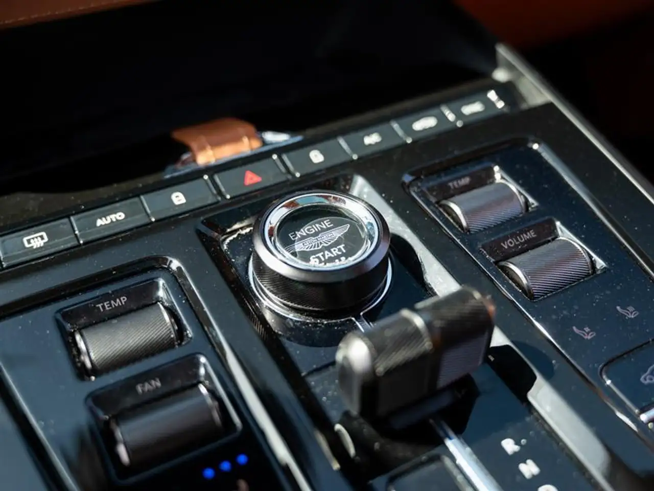 Aston Martin DBX снимка Aston Martin DBX