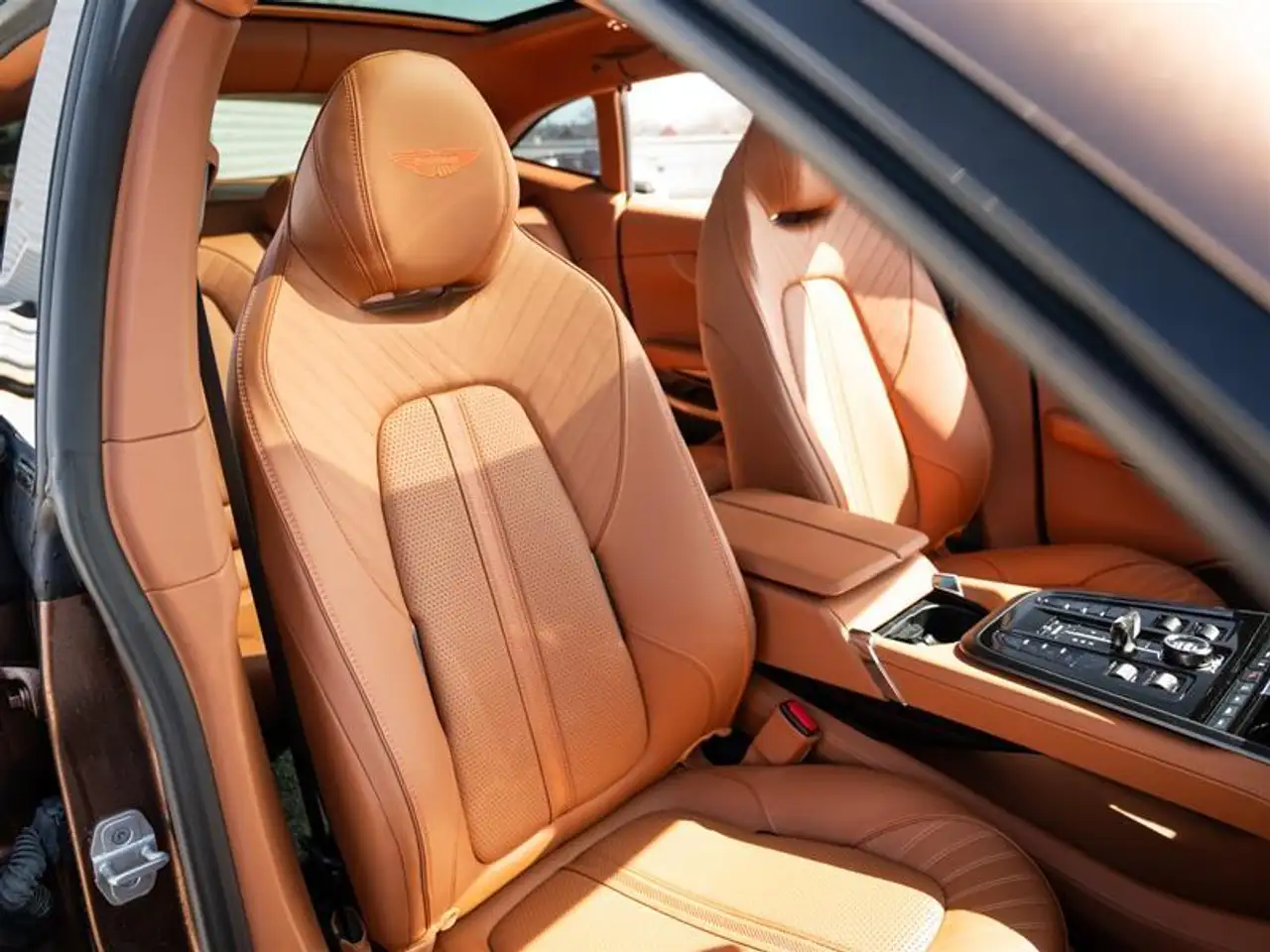 Aston Martin DBX снимка Aston Martin DBX