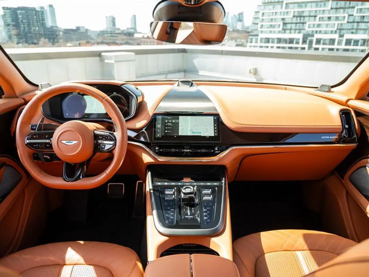 Aston Martin DBX снимка Aston Martin DBX