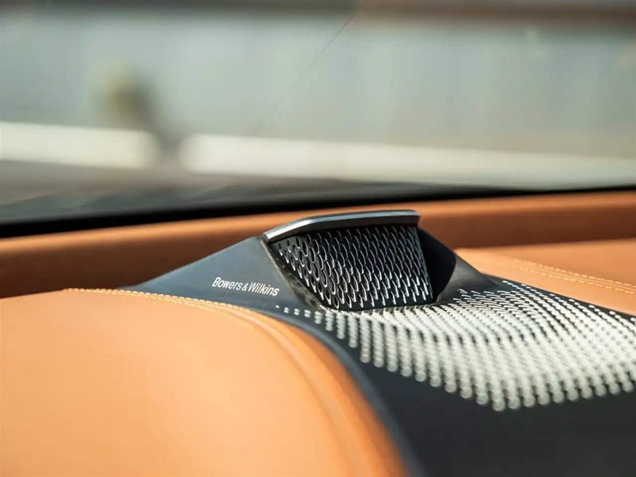 Aston Martin DBX снимка Aston Martin DBX