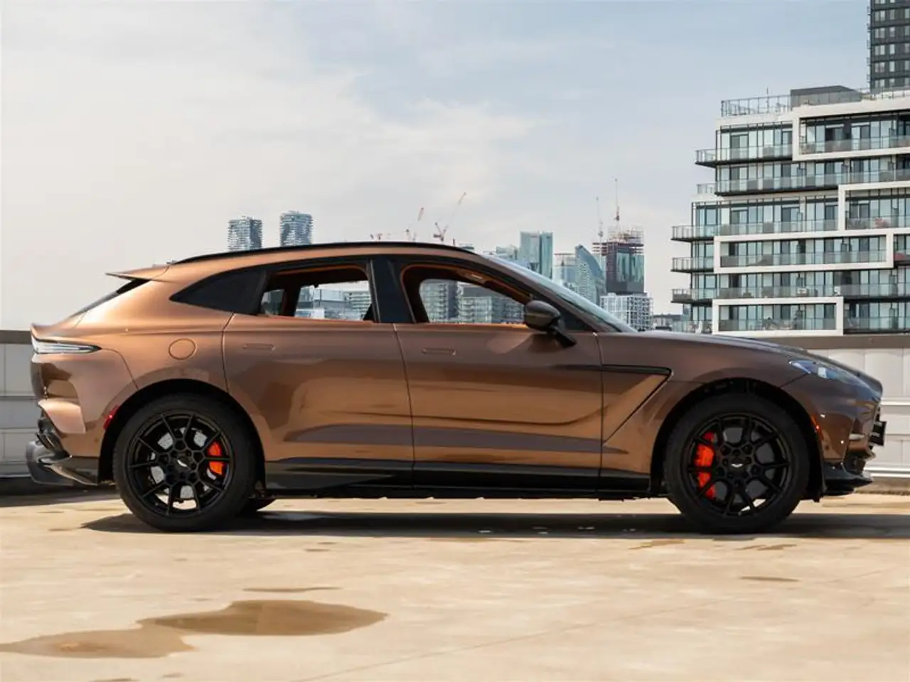 Aston Martin DBX снимка Aston Martin DBX