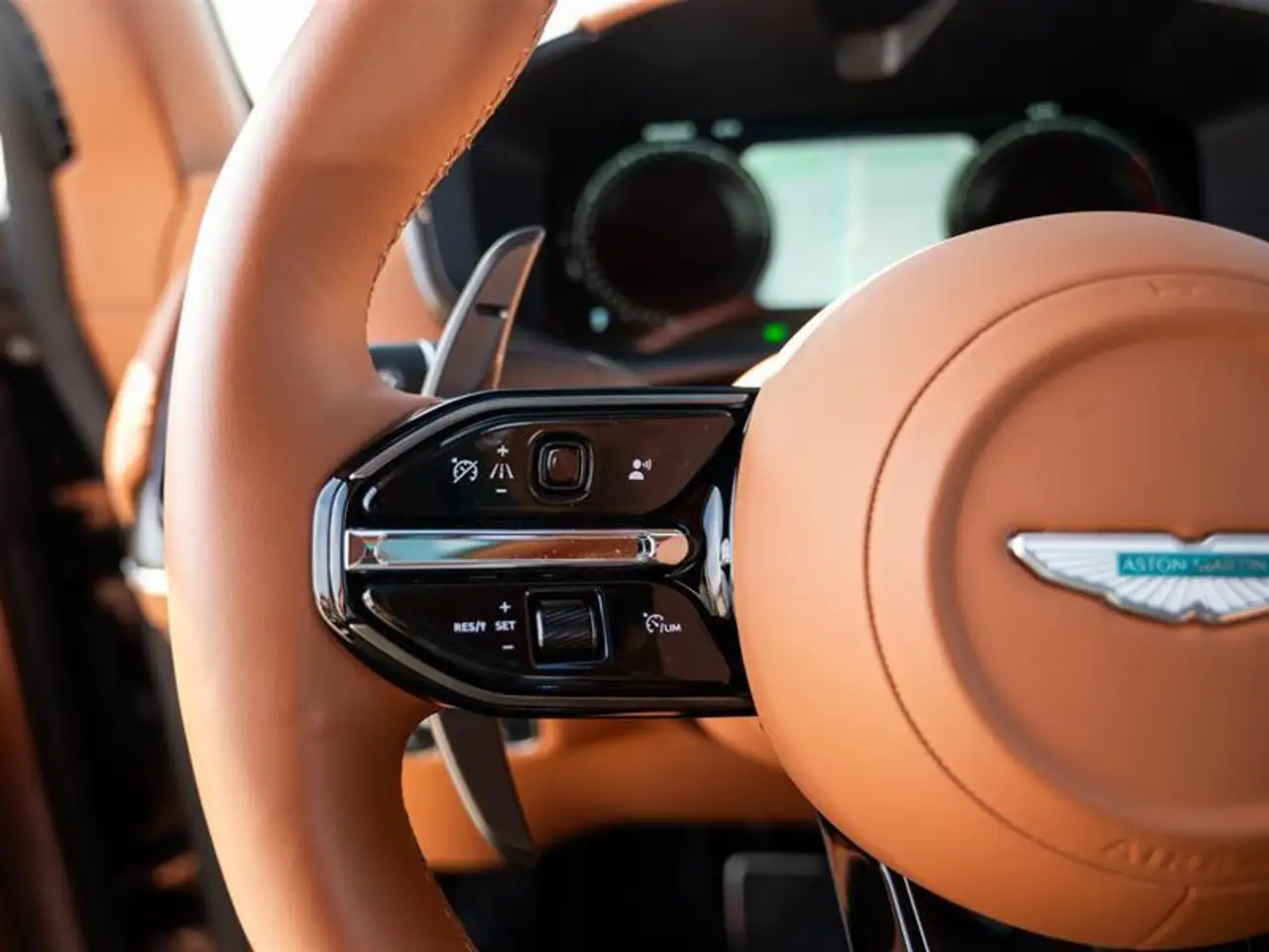 Aston Martin DBX снимка Aston Martin DBX