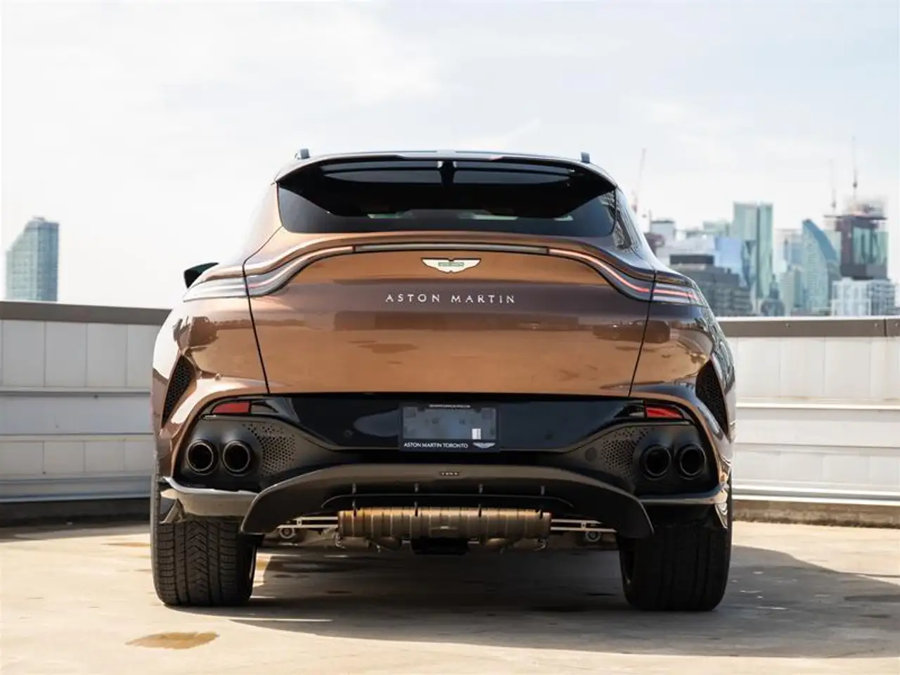 Aston Martin DBX снимка Aston Martin DBX