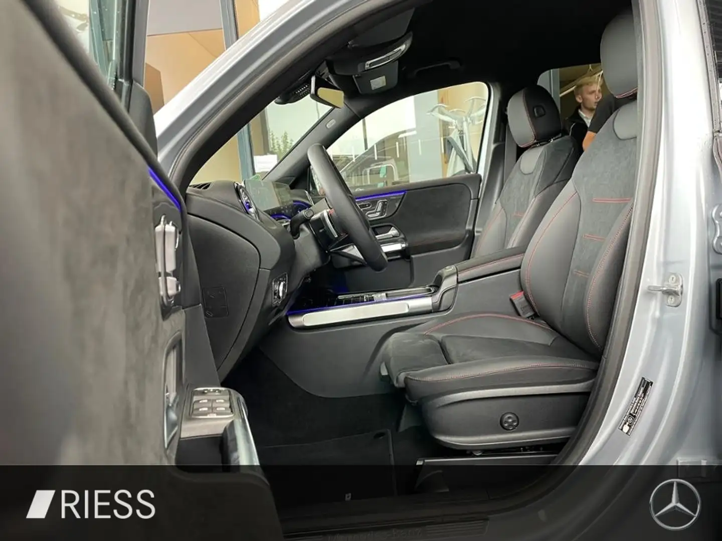 Mercedes-Benz GLB 250 4M AMG+AHK+DISTR+7 SITZER+MULTIB+KEYL+ Argent - 2