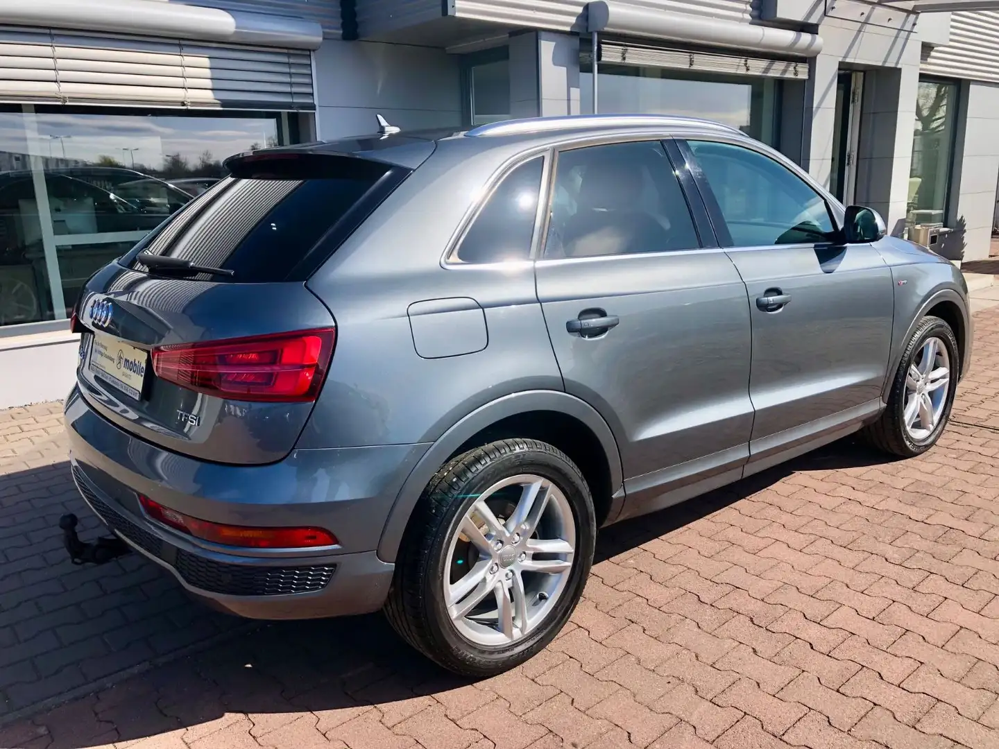 Audi Q3 / S line/Navi/Sitzhz/Xenon/AHK Grau - 2
