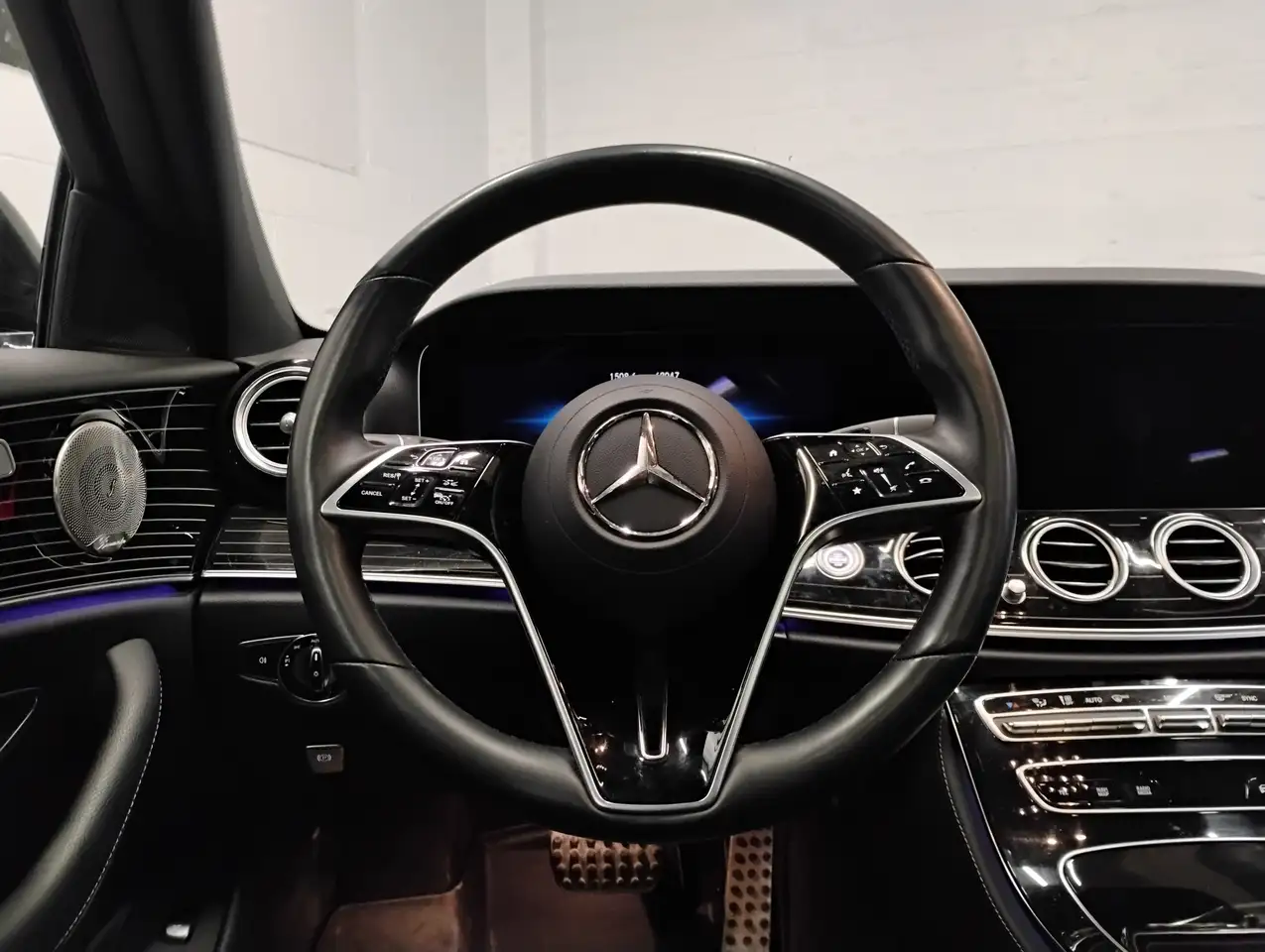 Mercedes-Benz E-Class снимка Mercedes-Benz E-Class