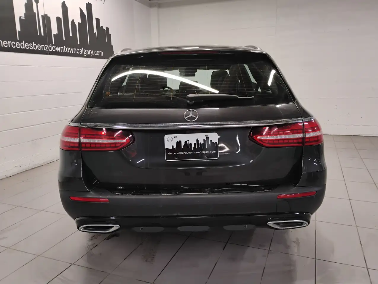 Mercedes-Benz E-Class снимка Mercedes-Benz E-Class