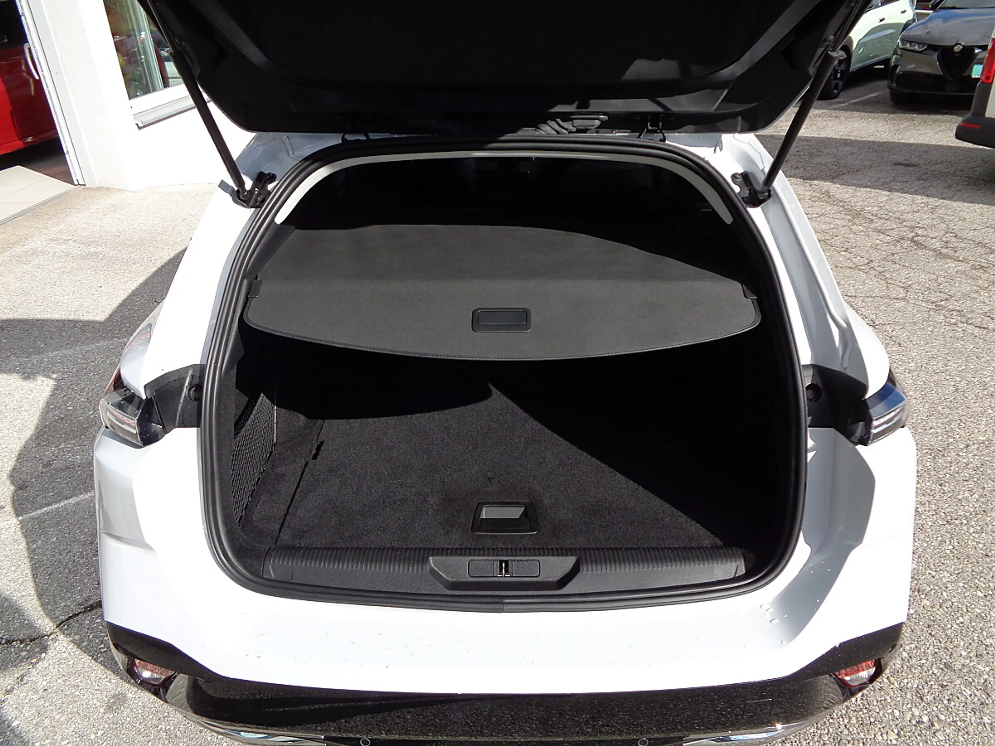 Peugeot 308 SW BlueHDi 130 S&S EAT8 Allure — photo 5