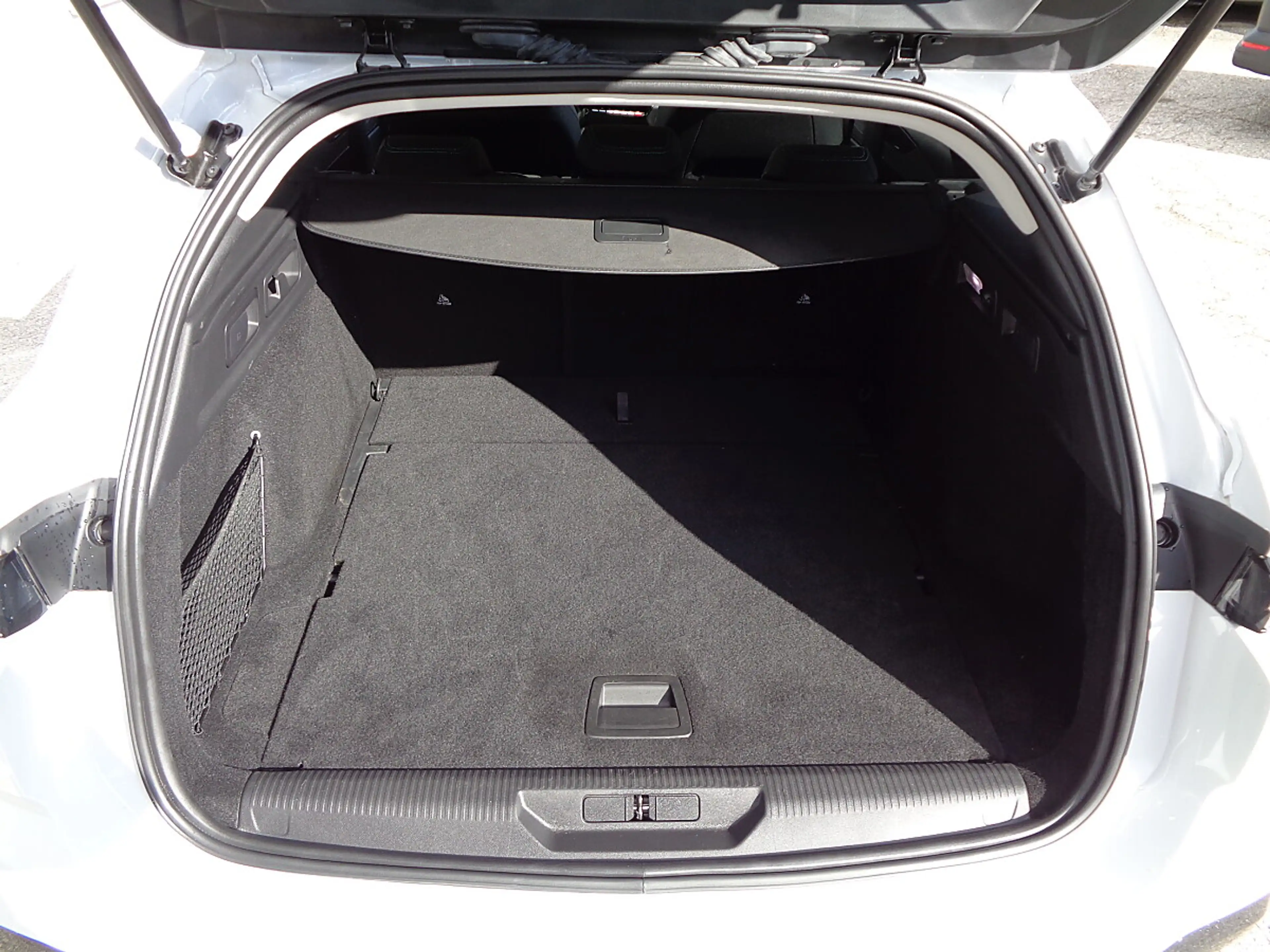 Peugeot 308 SW BlueHDi 130 S&S EAT8 Allure — photo 6