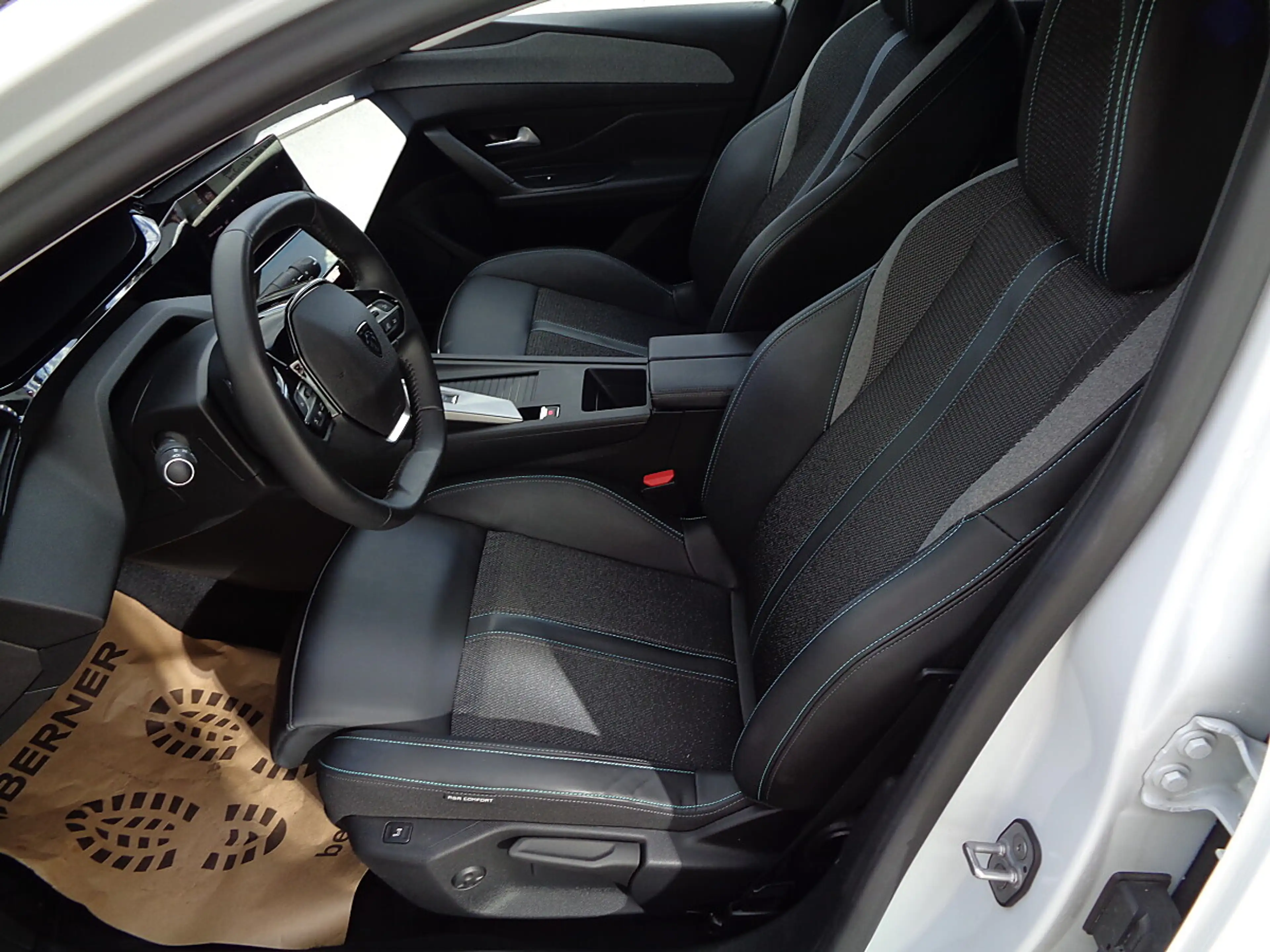 Peugeot 308 SW BlueHDi 130 S&S EAT8 Allure — photo 14