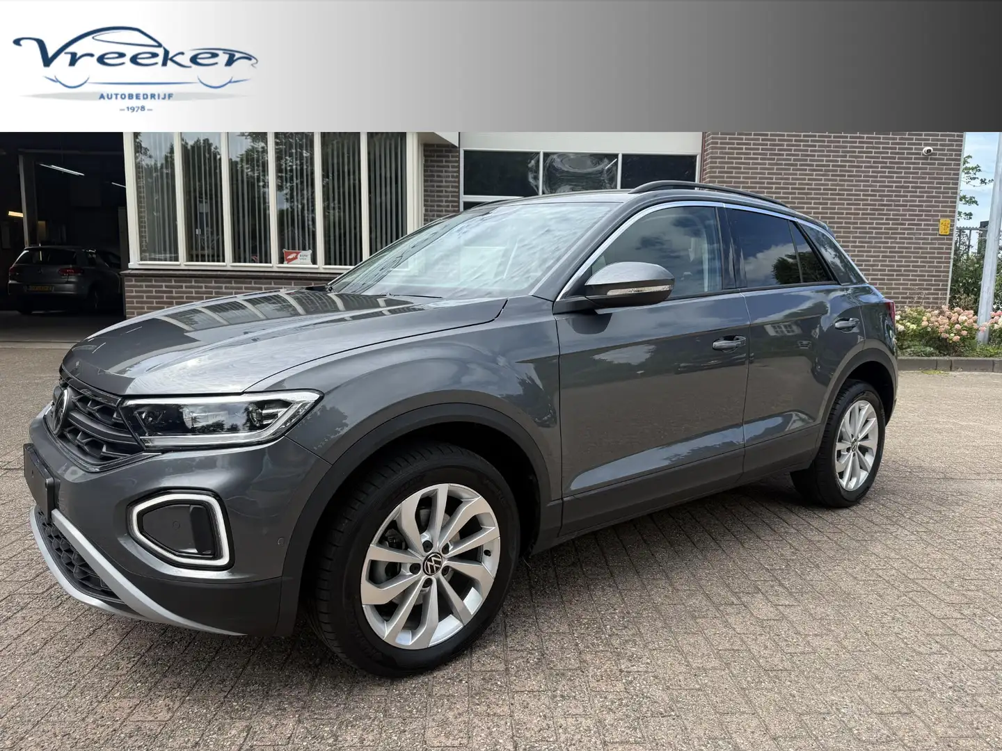 Volkswagen T-Roc 1.5 TSI Life Grijs - 1