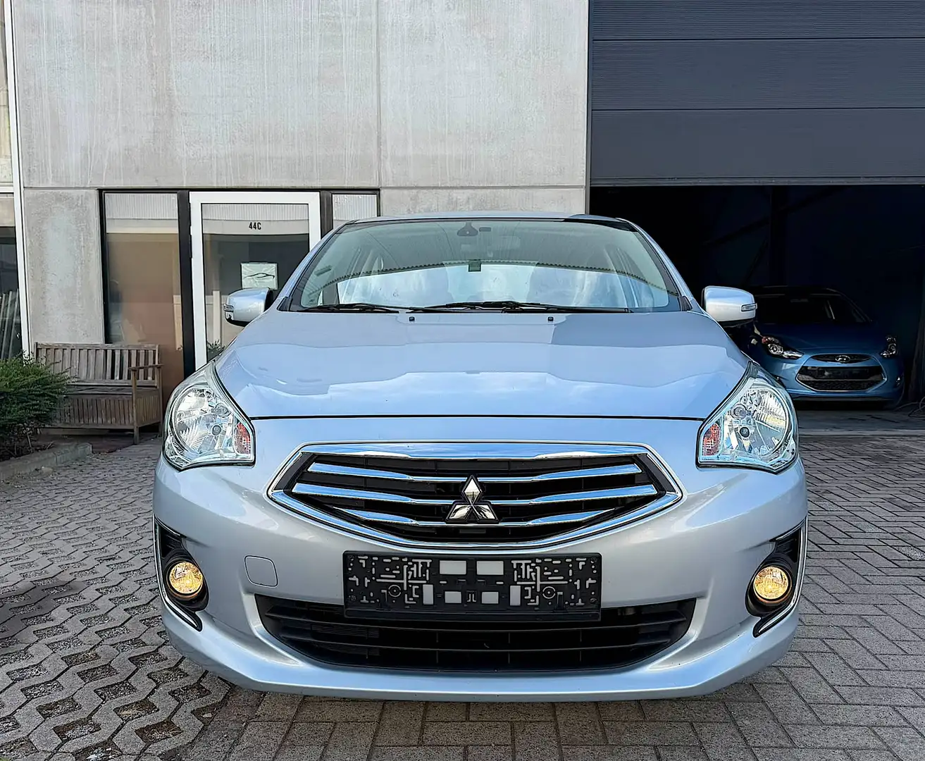 Mitsubishi Attrage 1.2i Boite Auto 1er Prop Carnet Airco Jtes Alu Cruise Control Capteurs de recul Bluethoot Cruise * Garantie 12 Mois* Silber - 2