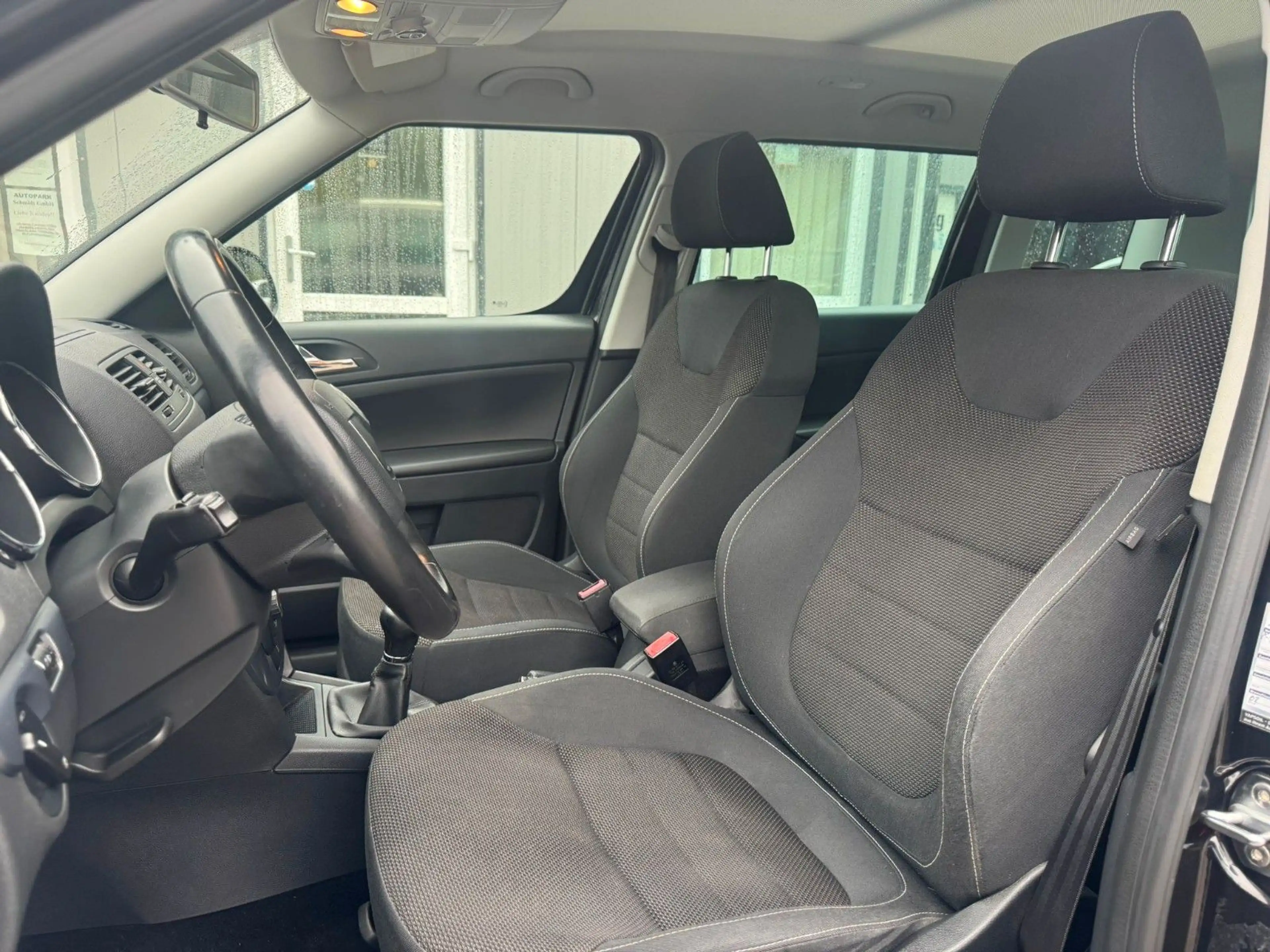 Skoda Yeti 1.4 Elegance SITZH°TEMPOM°AHK°PANO°AHK! — photo 9