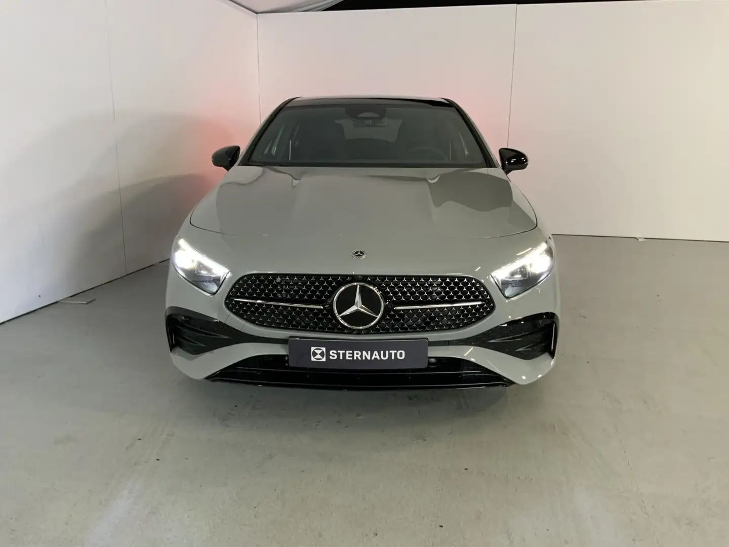 Mercedes-Benz A 200 A 200 Kompaktlimousine AMG Line Navi/Pano.-Dach Grau - 2