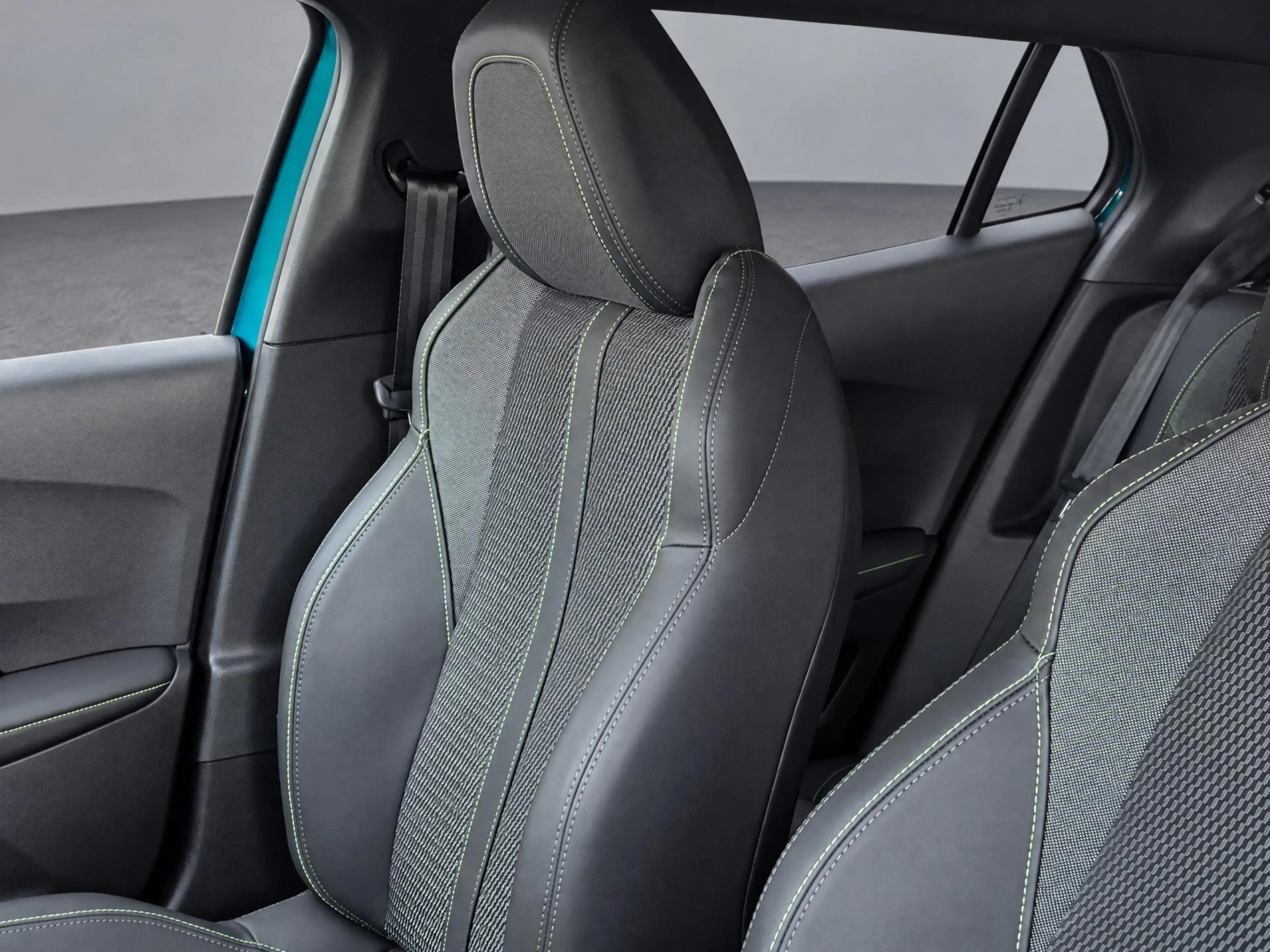 Peugeot 2008 1.2 Hybrid 145 GT Half lederen bekleding | Navigat — photo 13