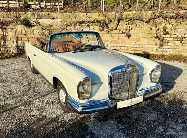 Mercedes-Benz 220 SEB Cabrio W111, Schalter, Becker Grand Prix