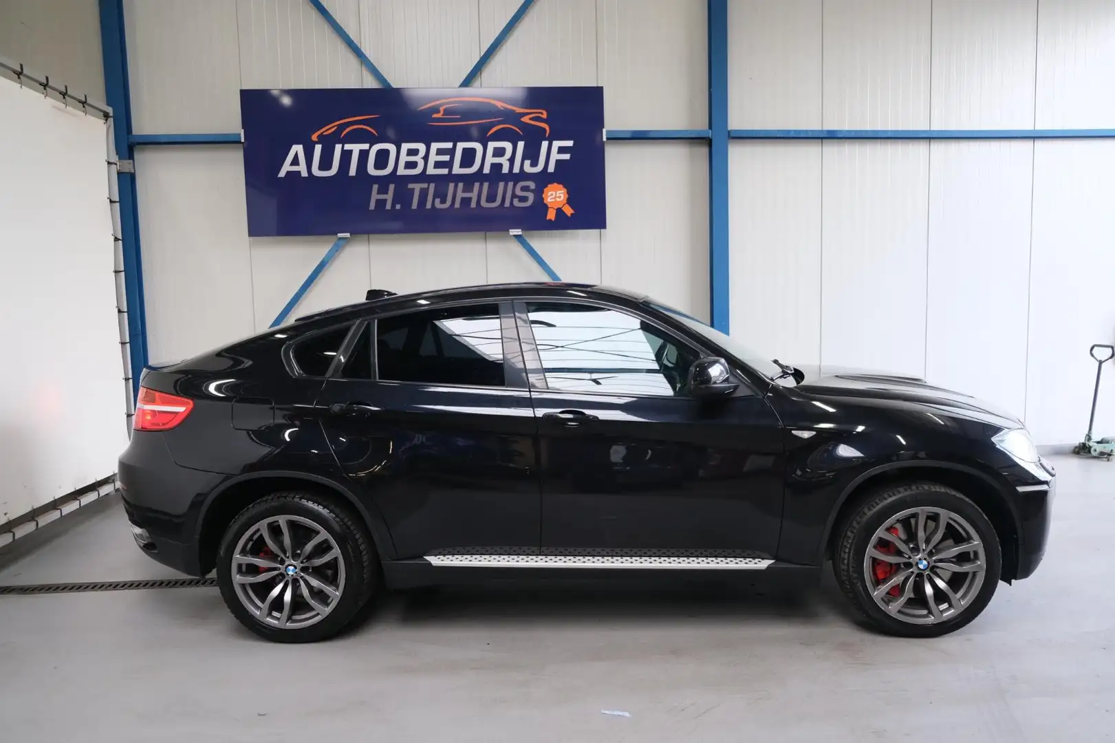 BMW X6 M50d - N.A.P. Airco, Cruise, Navi, Alcantara, PDC. Zwart - 2