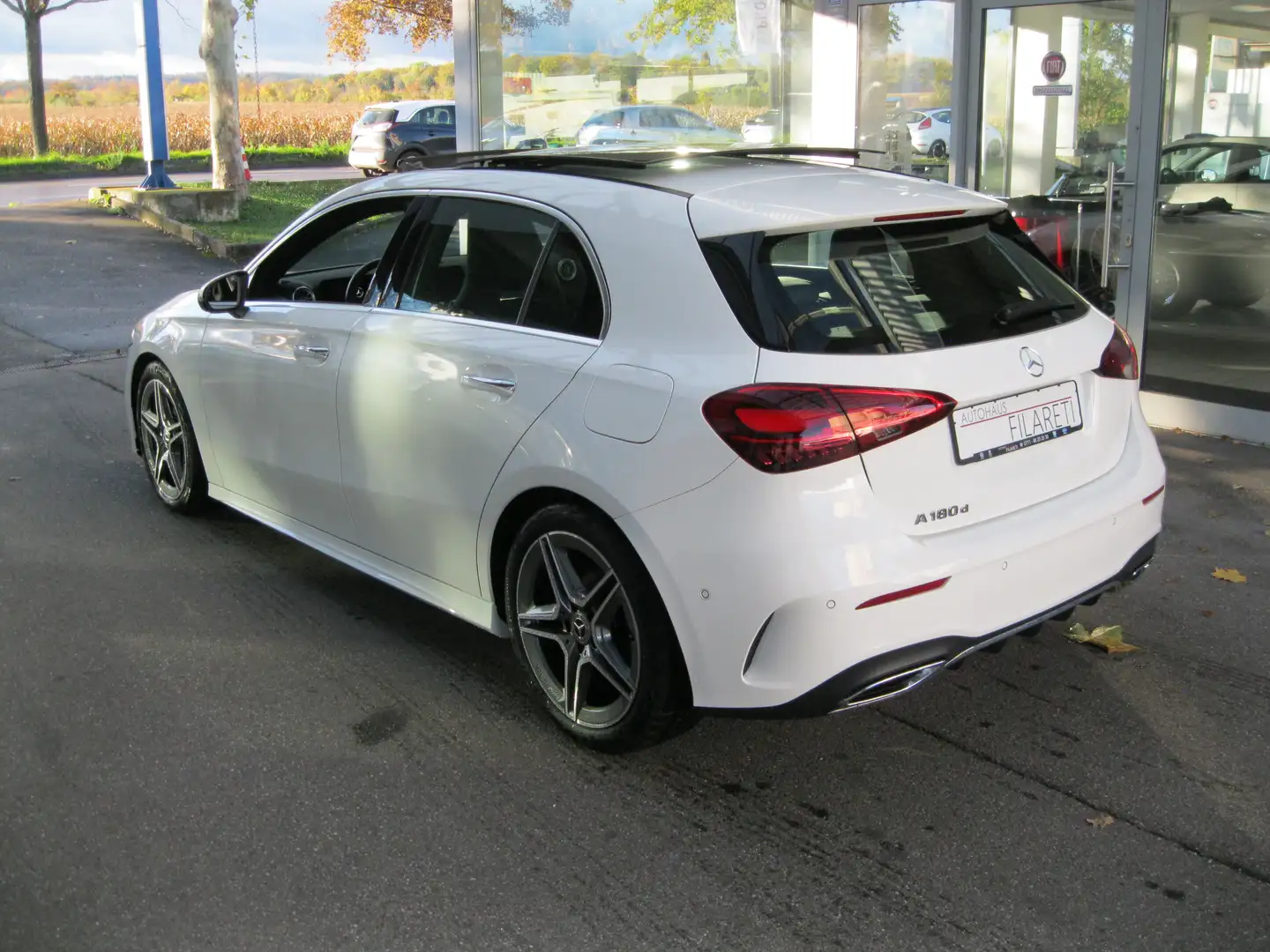 Mercedes-Benz A 180 A 180 D Kompakt Autom. AMG-Pano-Navi-LED-Winterp Weiß - 2