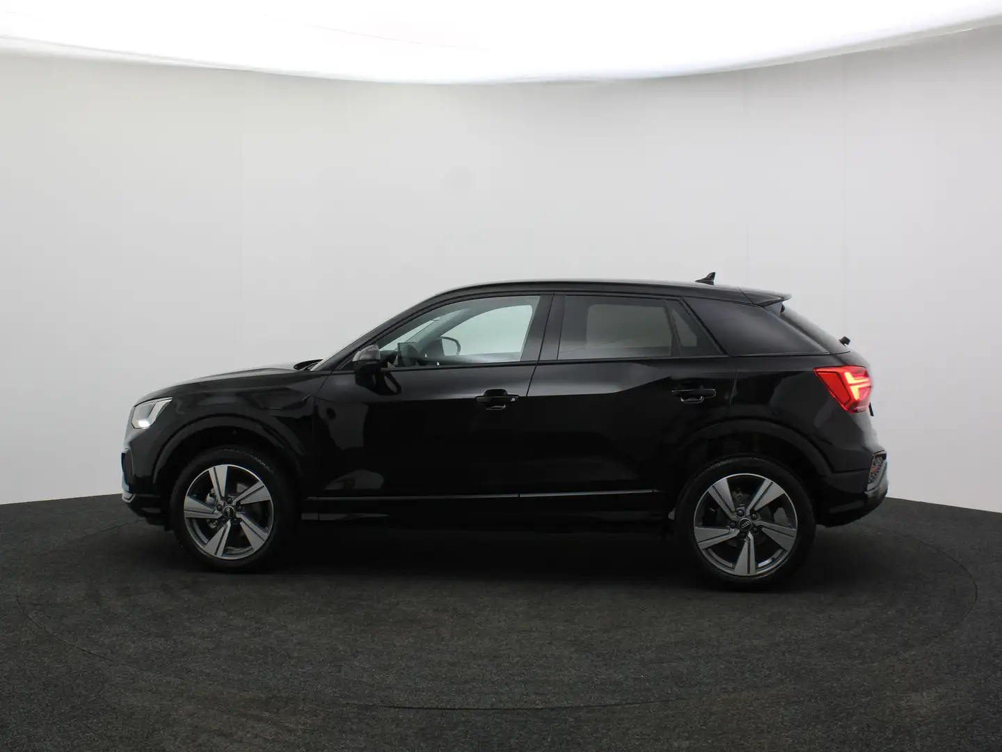 Audi Q2 35 TFSI 150pk Advanced edition Zwart - 2